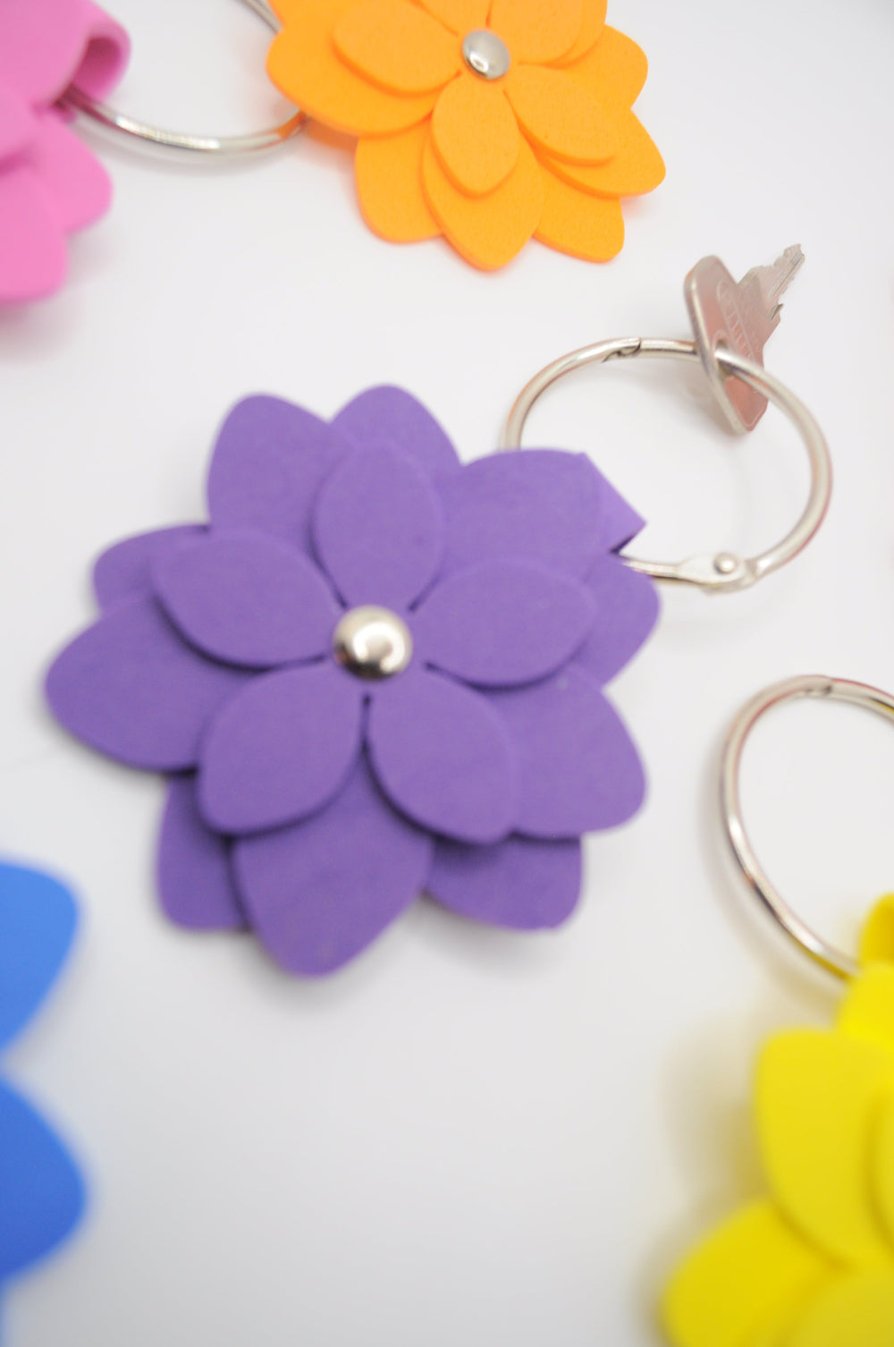 Lila Blume als Schlüsselanhänger oder Taschen Schmuck