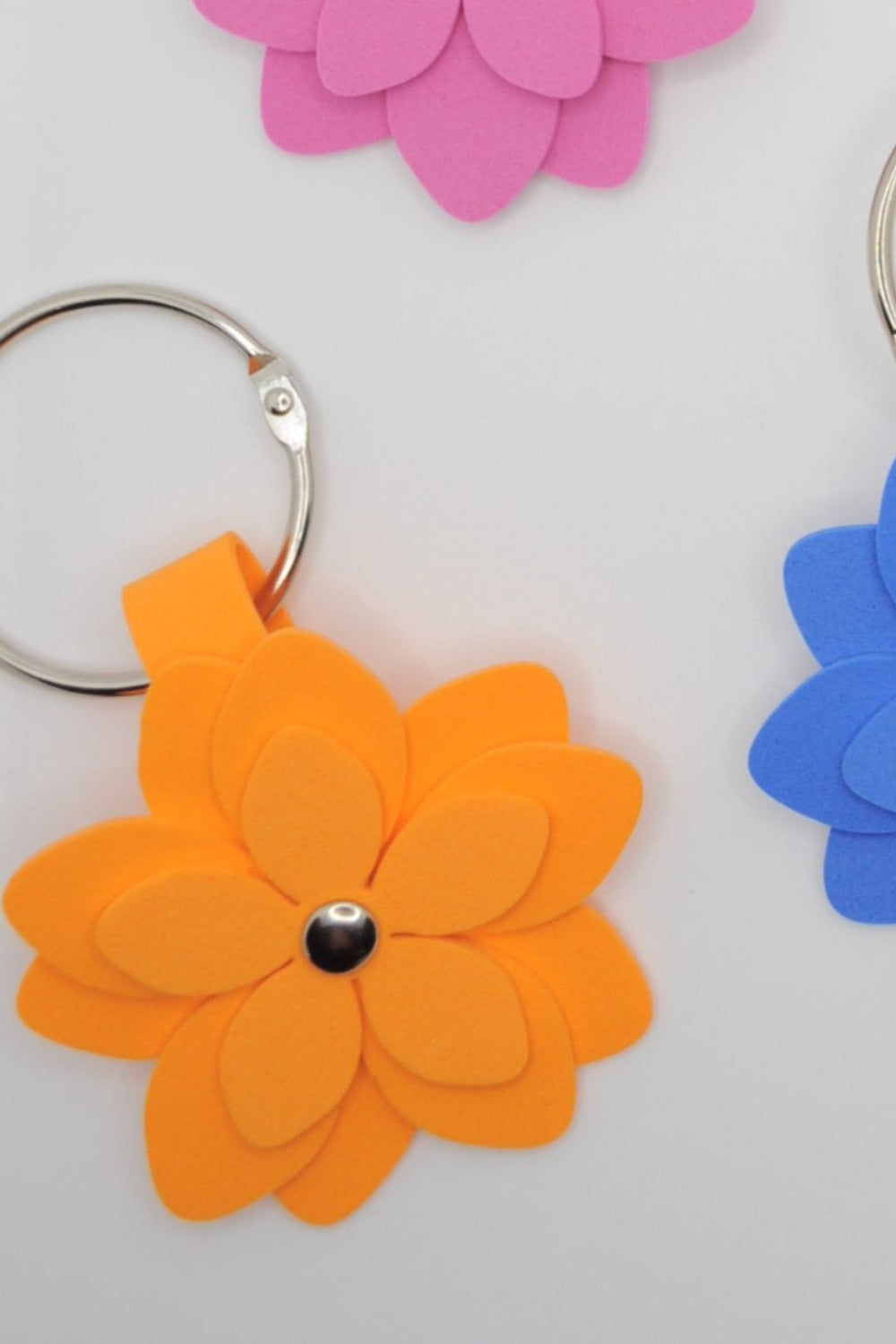 Orangefarbene Blume als schlüsselanhänger oder Taschen Schmuck