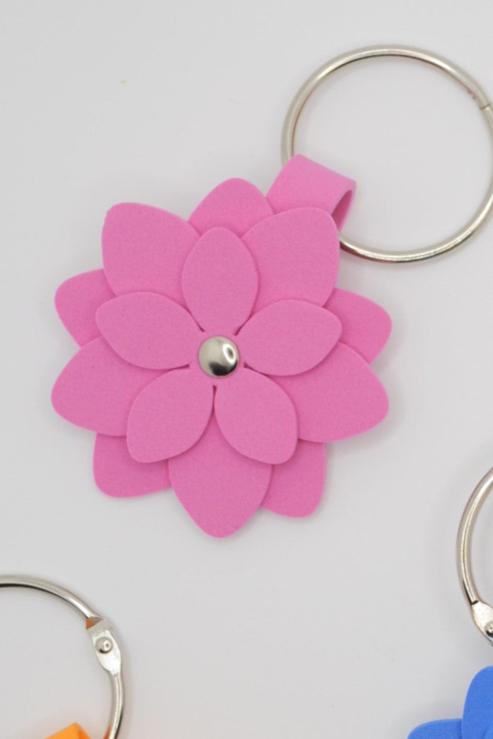 Rosafarbene Blume als schlüsselanhänger oder Taschen Schmuck