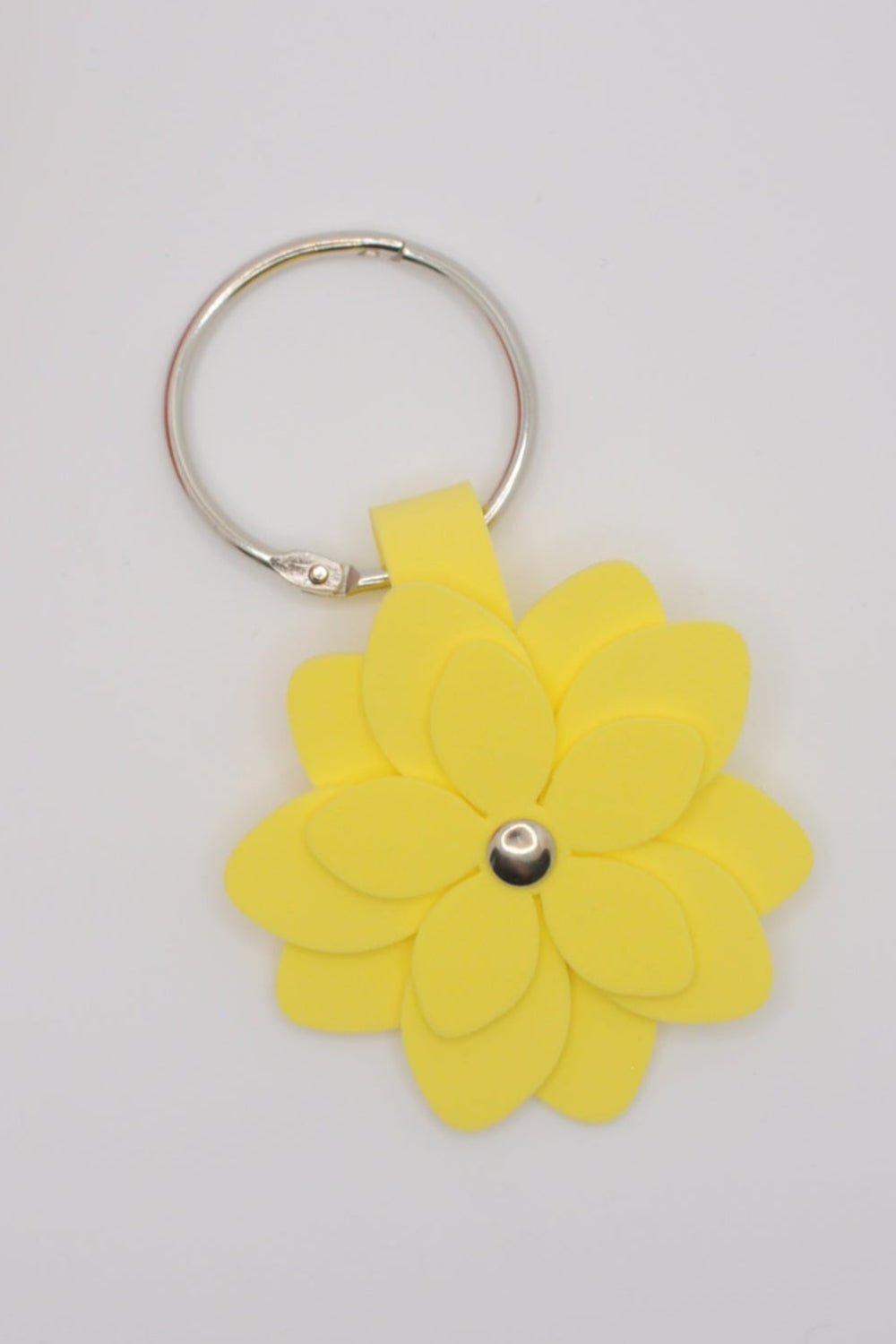 Zart Gelbe Blume als Schlüsselanhänger oder Taschen Schmuck
