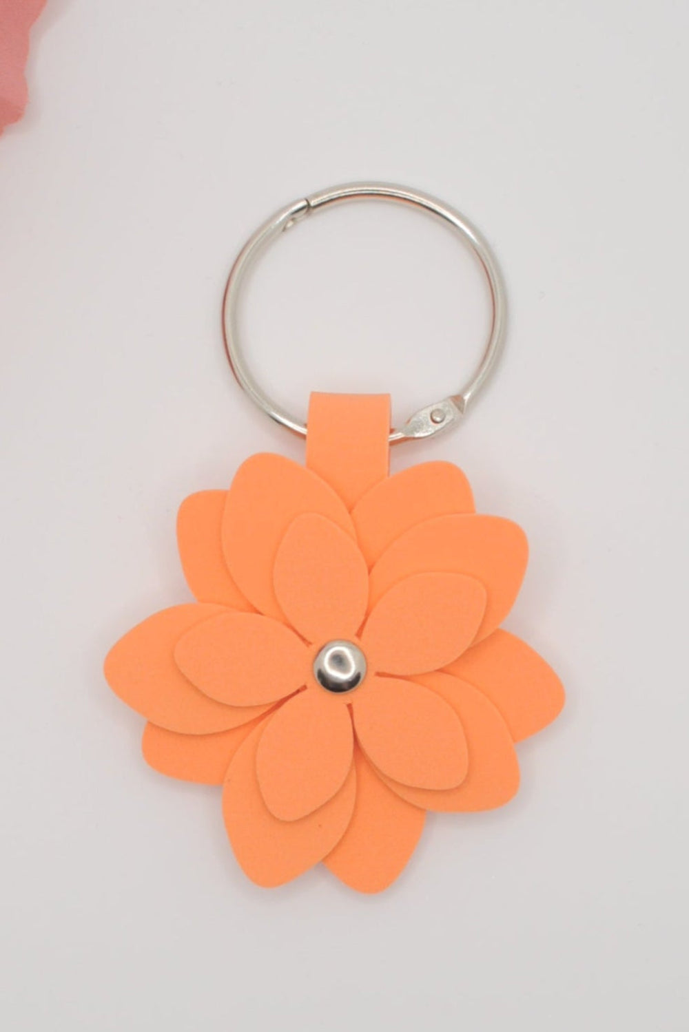 Zart Orange Blume als Schlüsselanhänger oder Taschen Schmuck