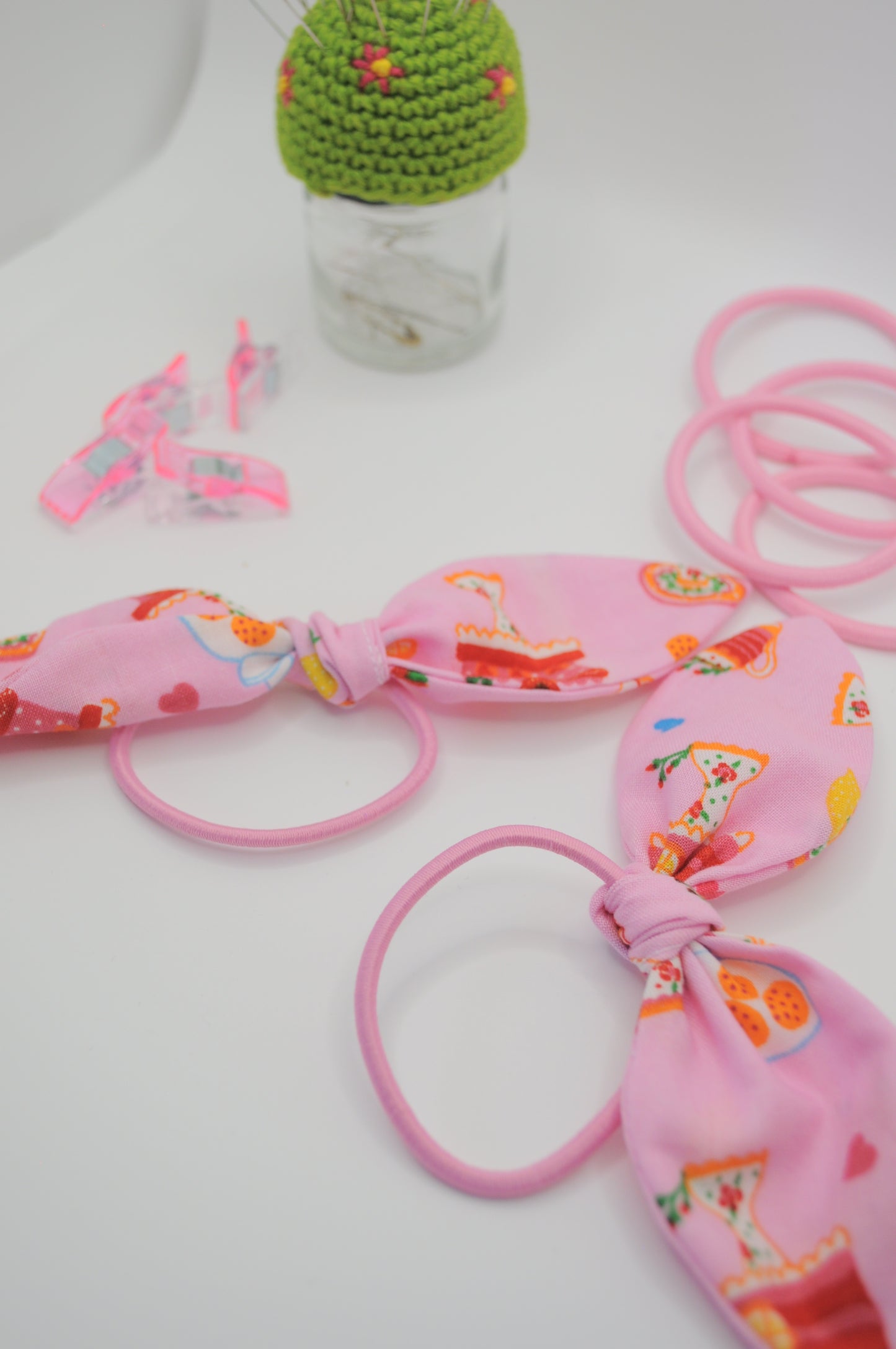 Scrunchies- Motiv Teatime in Rosa oder Blau