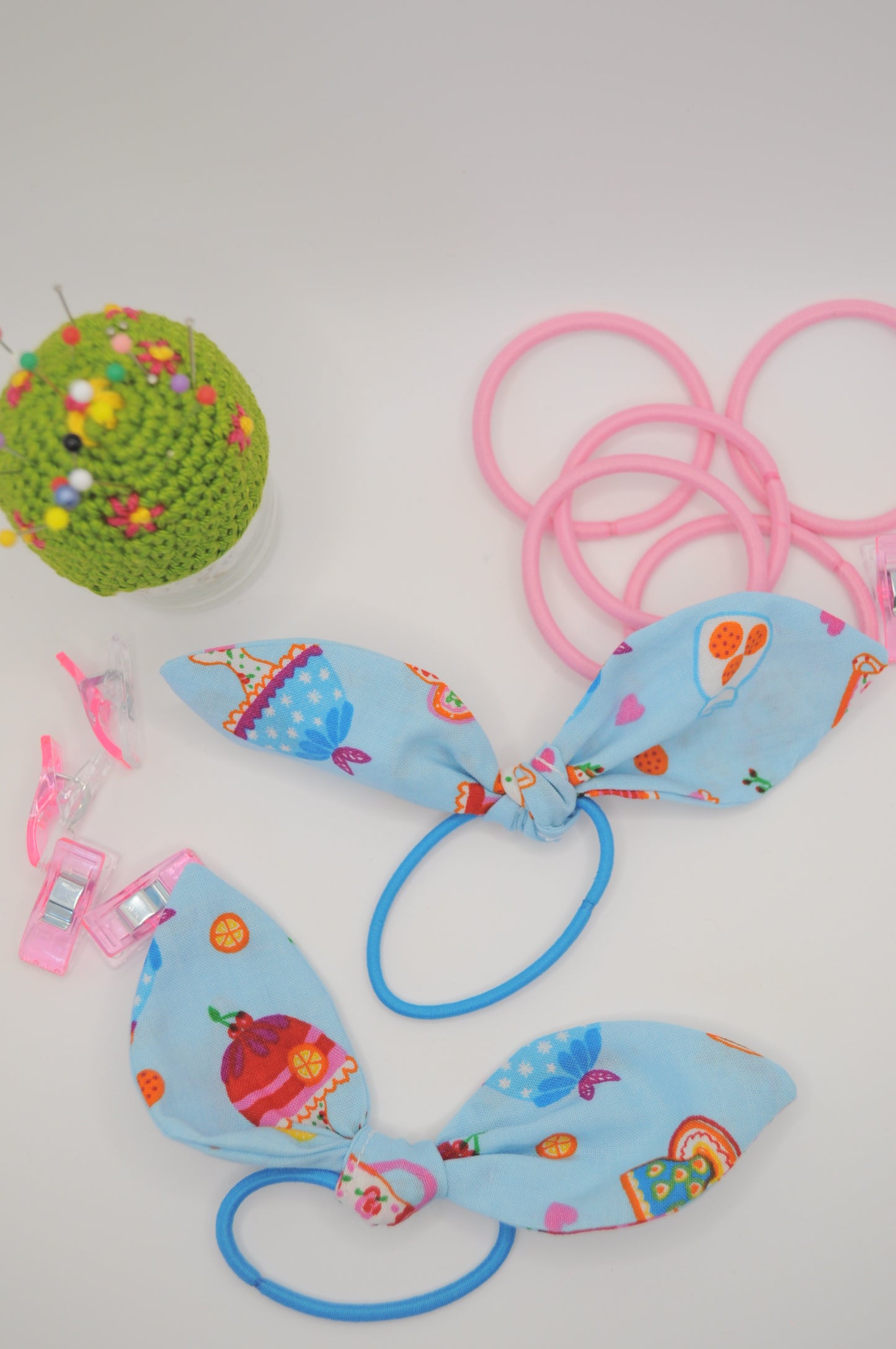 Scrunchies- Motiv Teatime in Rosa oder Blau