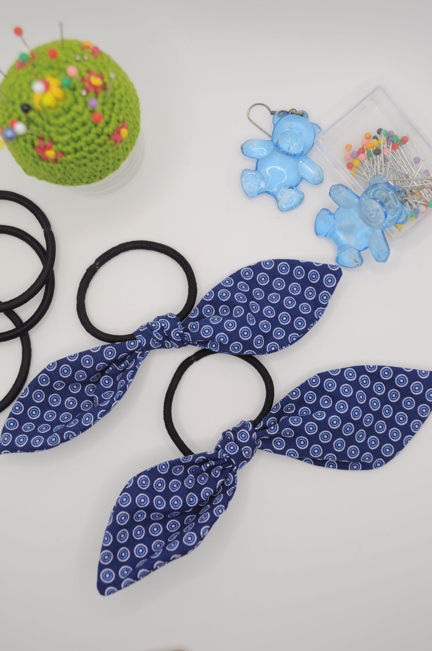Scrunchies- Dots in Weiß oder Blau