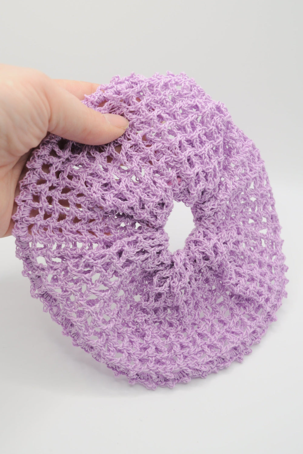 gehäkeltes Scrunchie in luftige Filetmaschen in Flieder