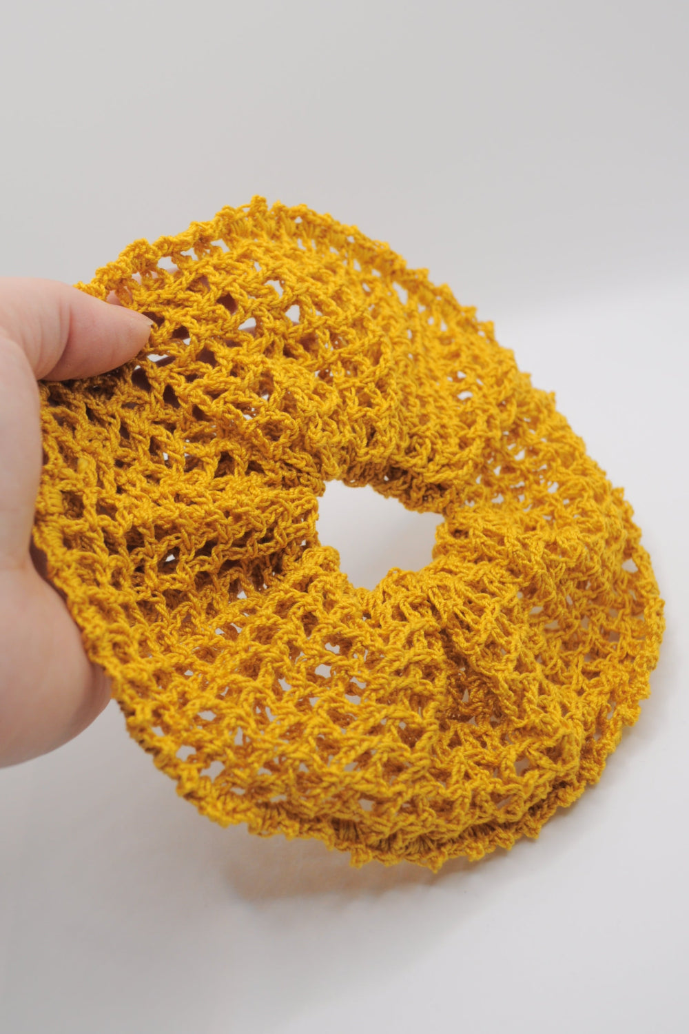gehäkeltes Scrunchie in luftige Filetmaschen in goldgelb