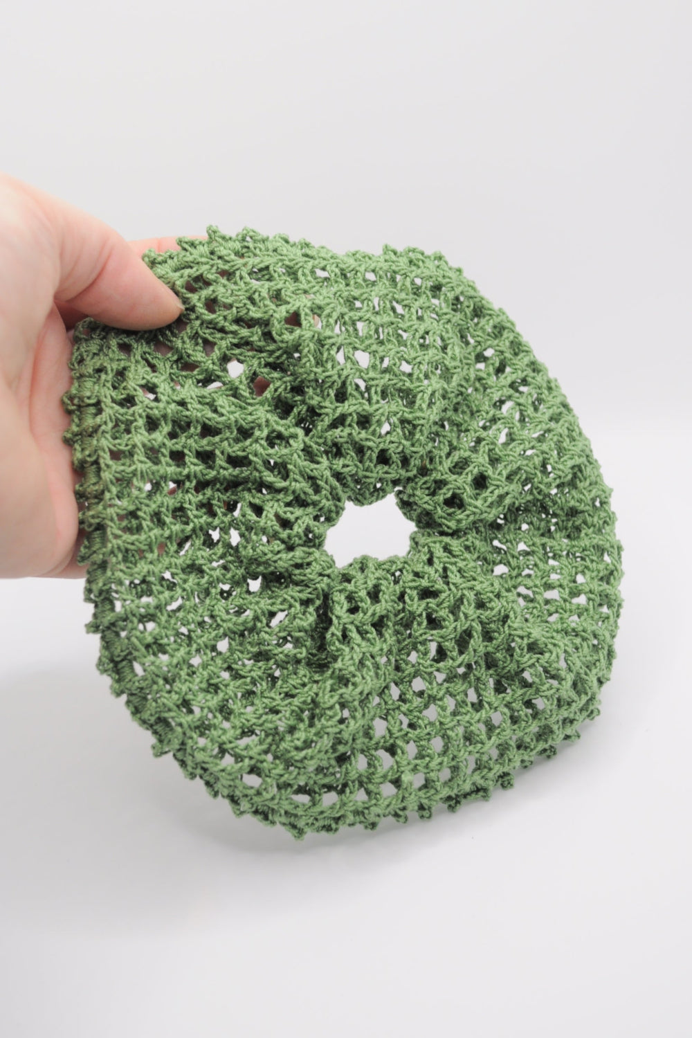 gehäkeltes Scrunchie in luftige Filetmaschen in grün