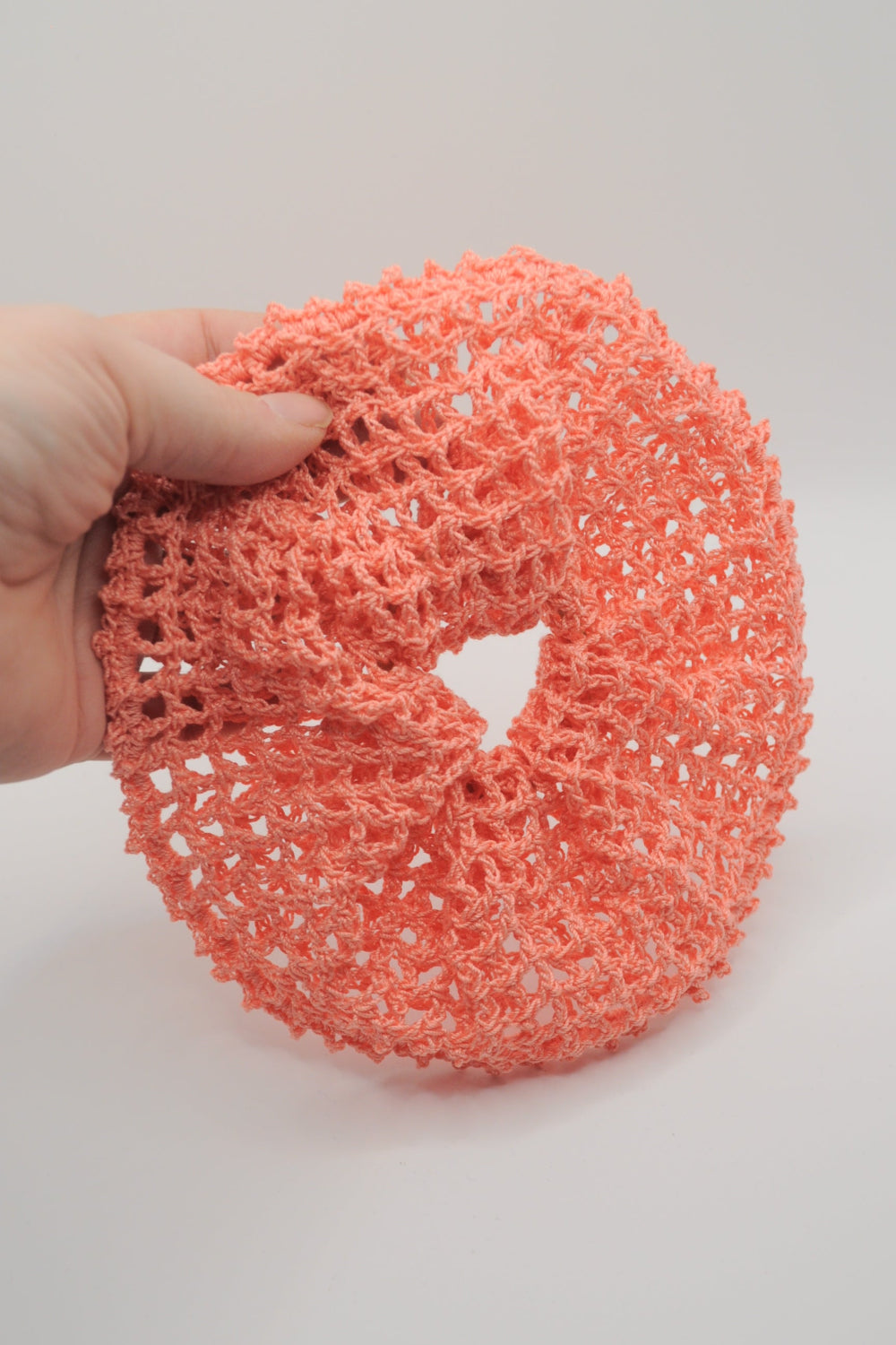 gehäkeltes Scrunchie in luftige Filetmaschen in Lachsrosa