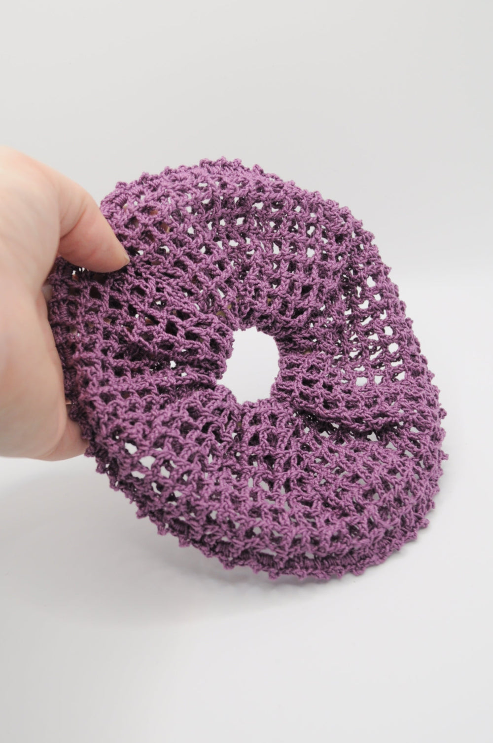 gehäkeltes Scrunchie in luftige Filetmaschen in lila
