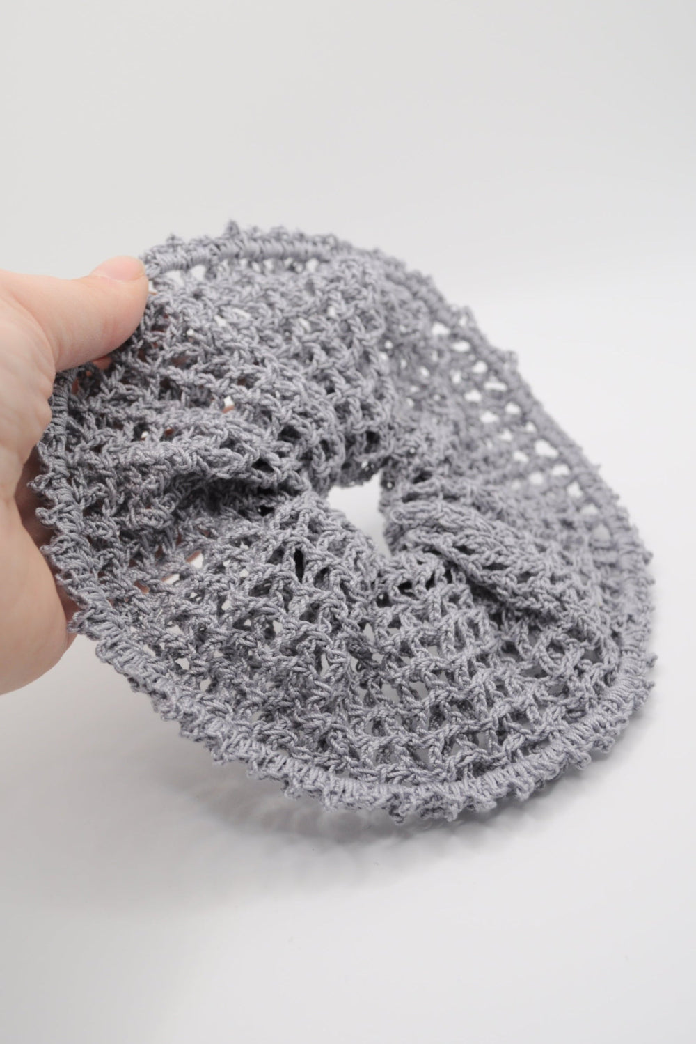 gehäkeltes Scrunchie in luftige Filetmaschen in silbergrau