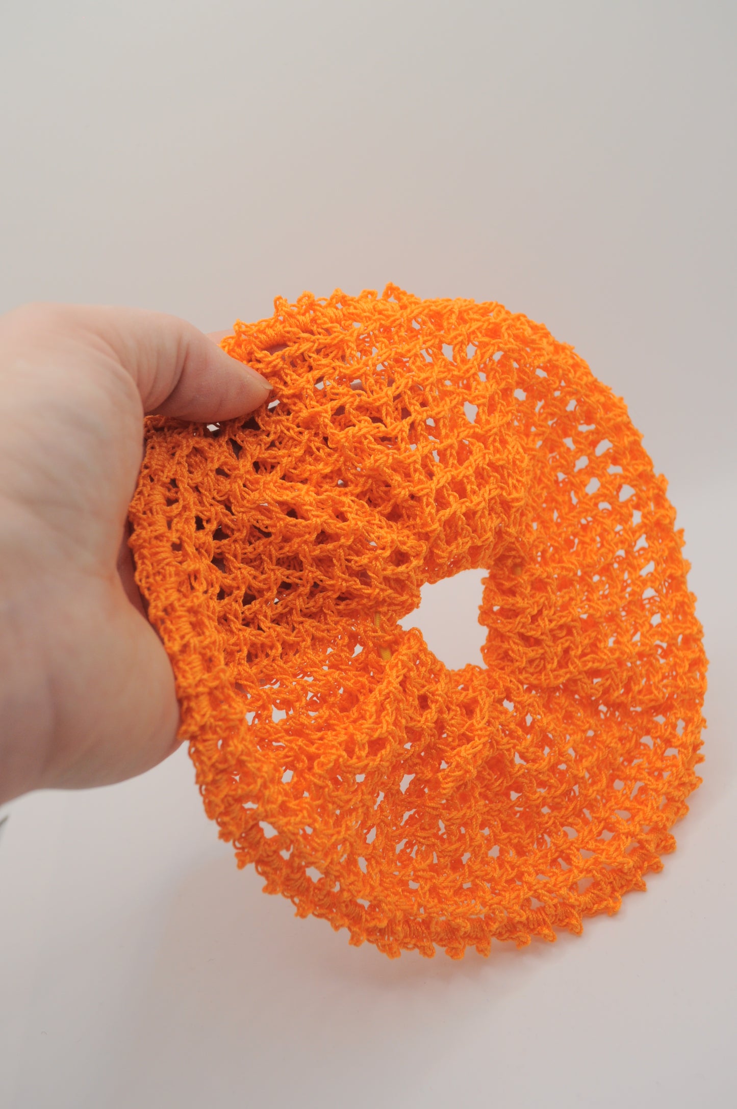 gehäkeltes Scrunchie in luftige Filetmaschen in orange