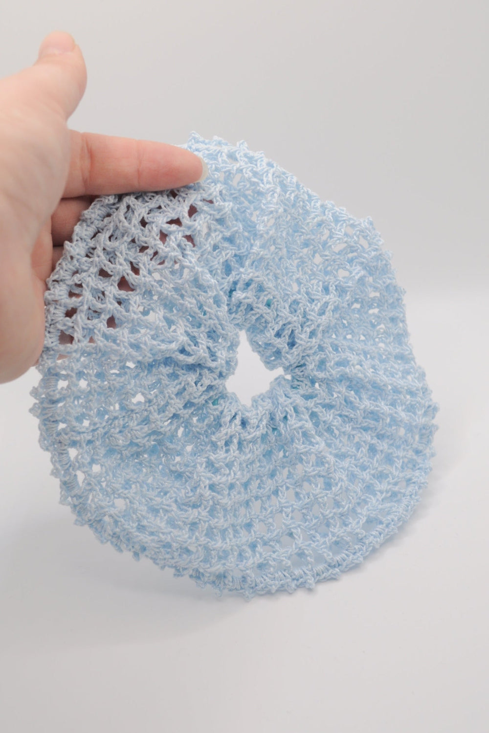 gehäkeltes Scrunchie in luftige Filetmaschen in hellblau
