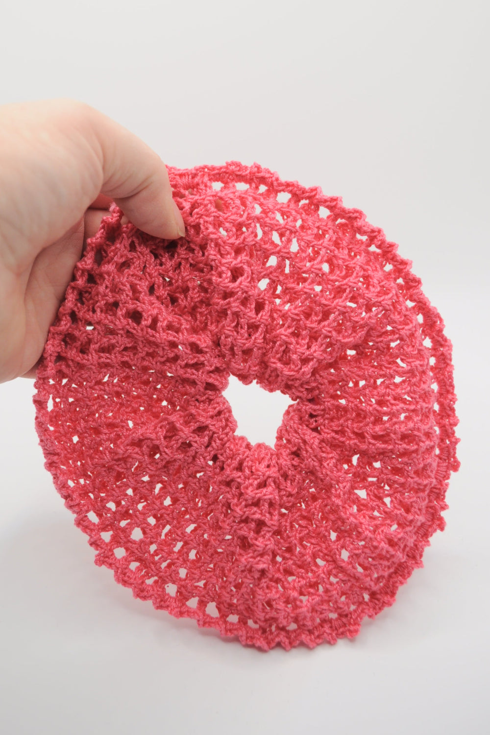gehäkeltes Scrunchie in luftige Filetmaschen in Rosa