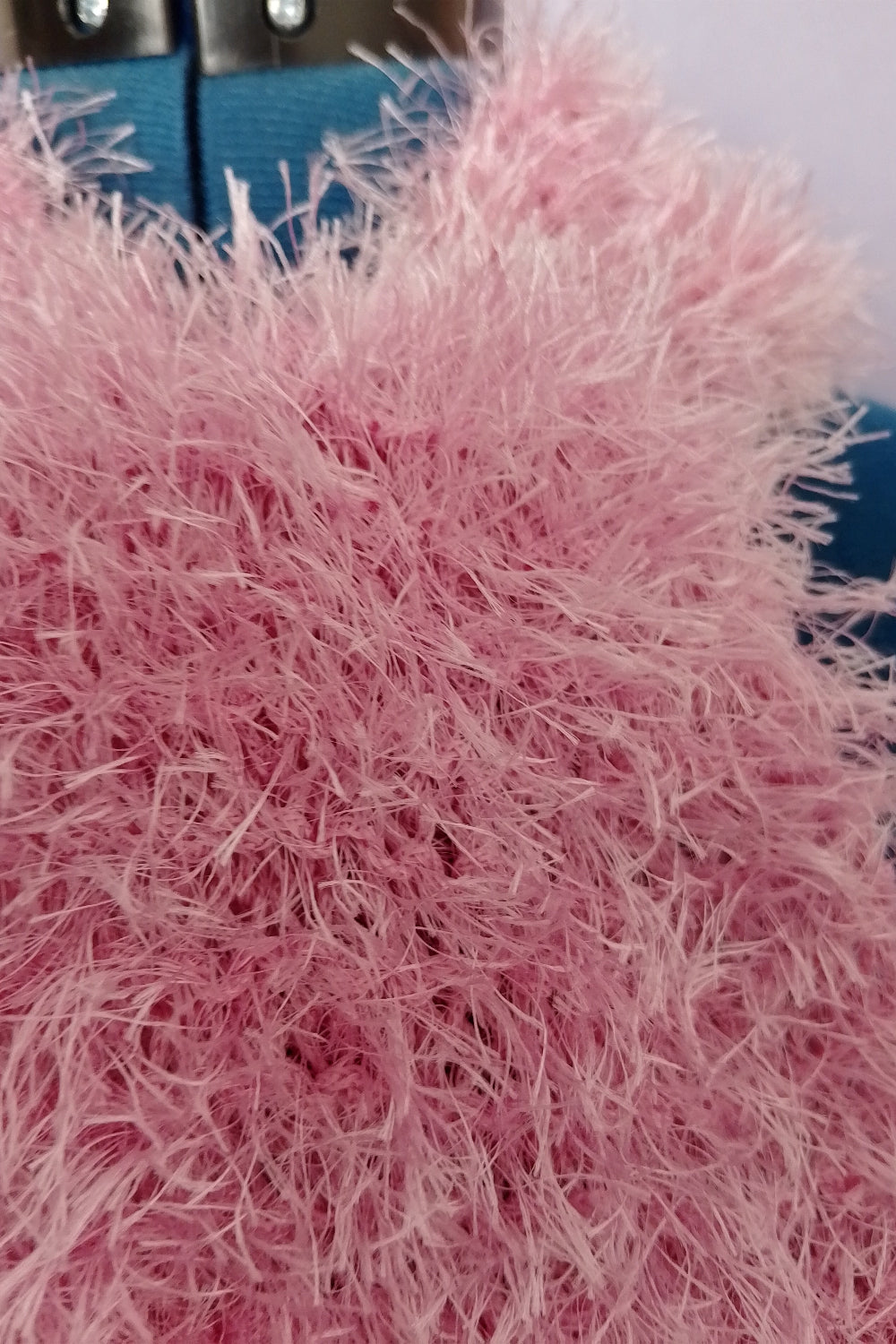 Detailaufnahme zartrosa kuschelschal
