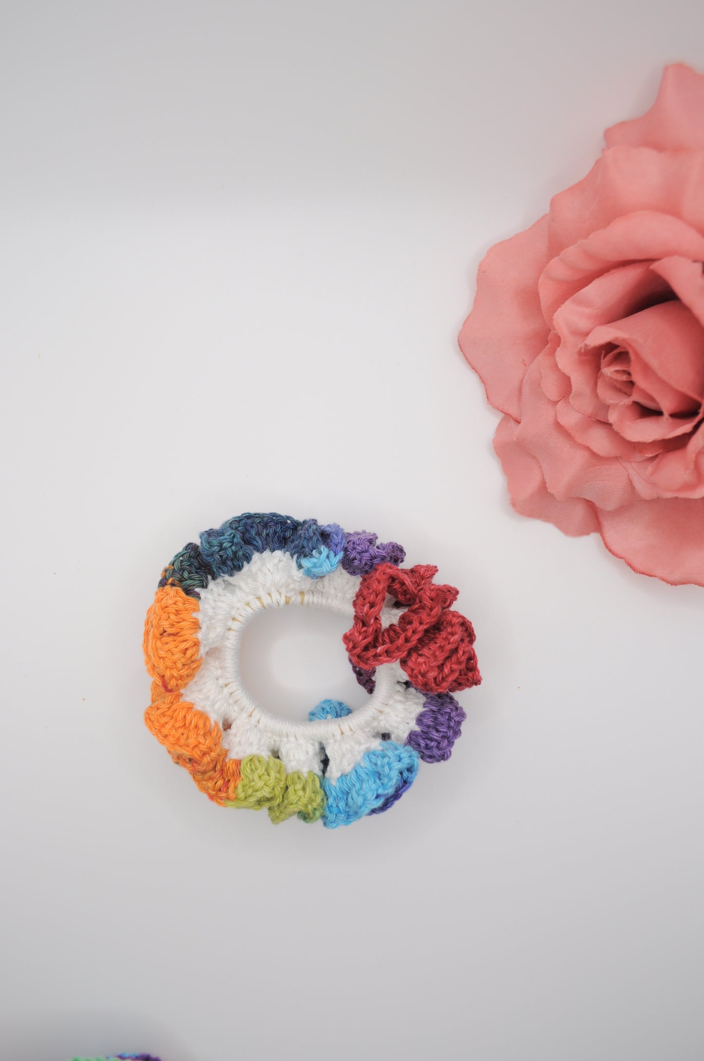 No Waste gehaekelte scrunchie Weiß mit breiter Rand in Herbstfarben