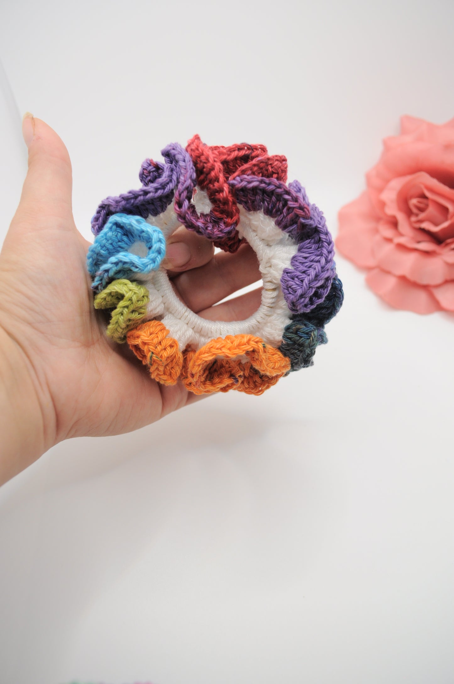 No Waste gehaekelte scrunchie weiß mit breiter Rand in Herbstfarben