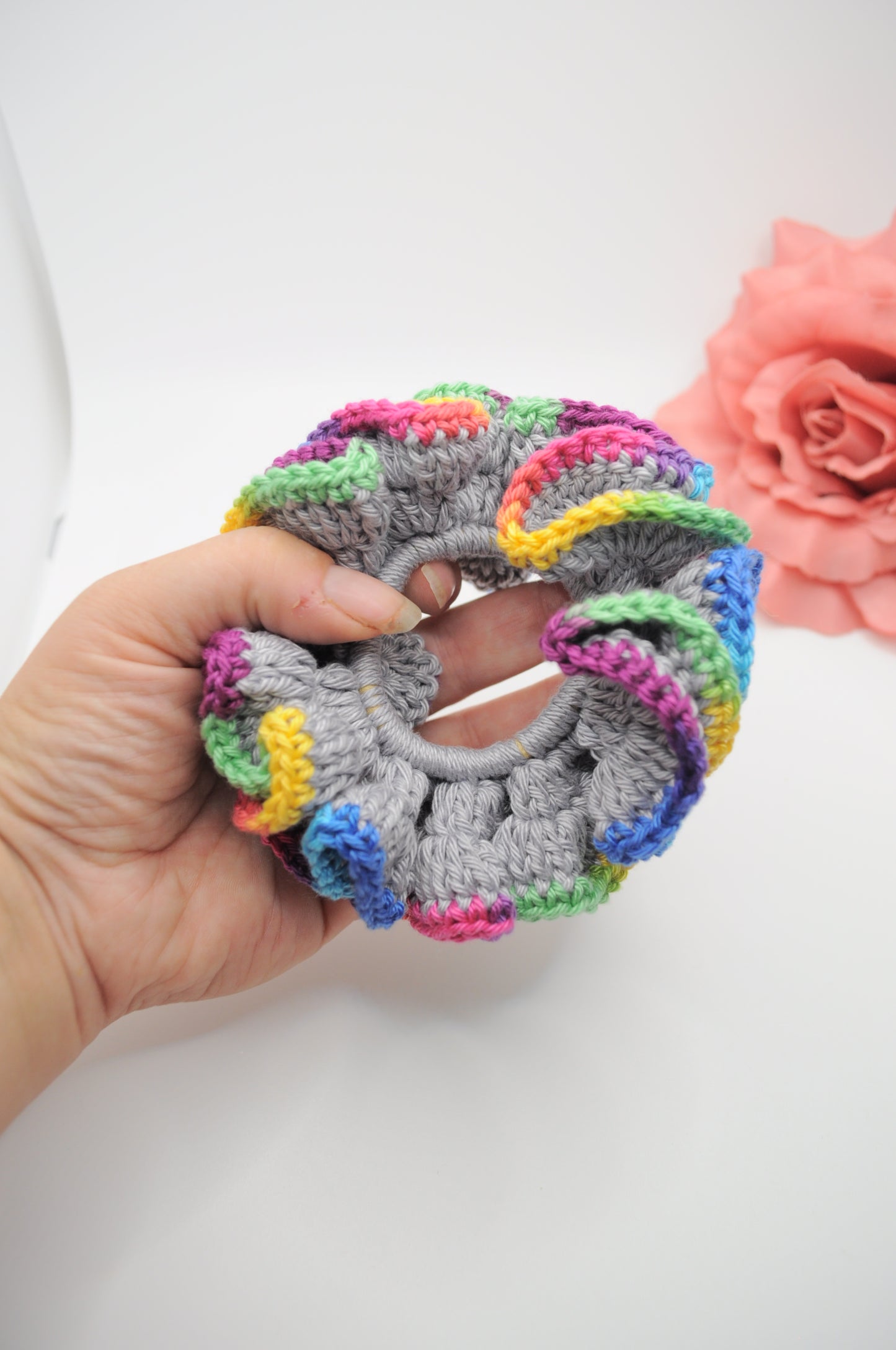 No Waste gehaekelte scrunchie in Grau mit mehrfarbiger Rand