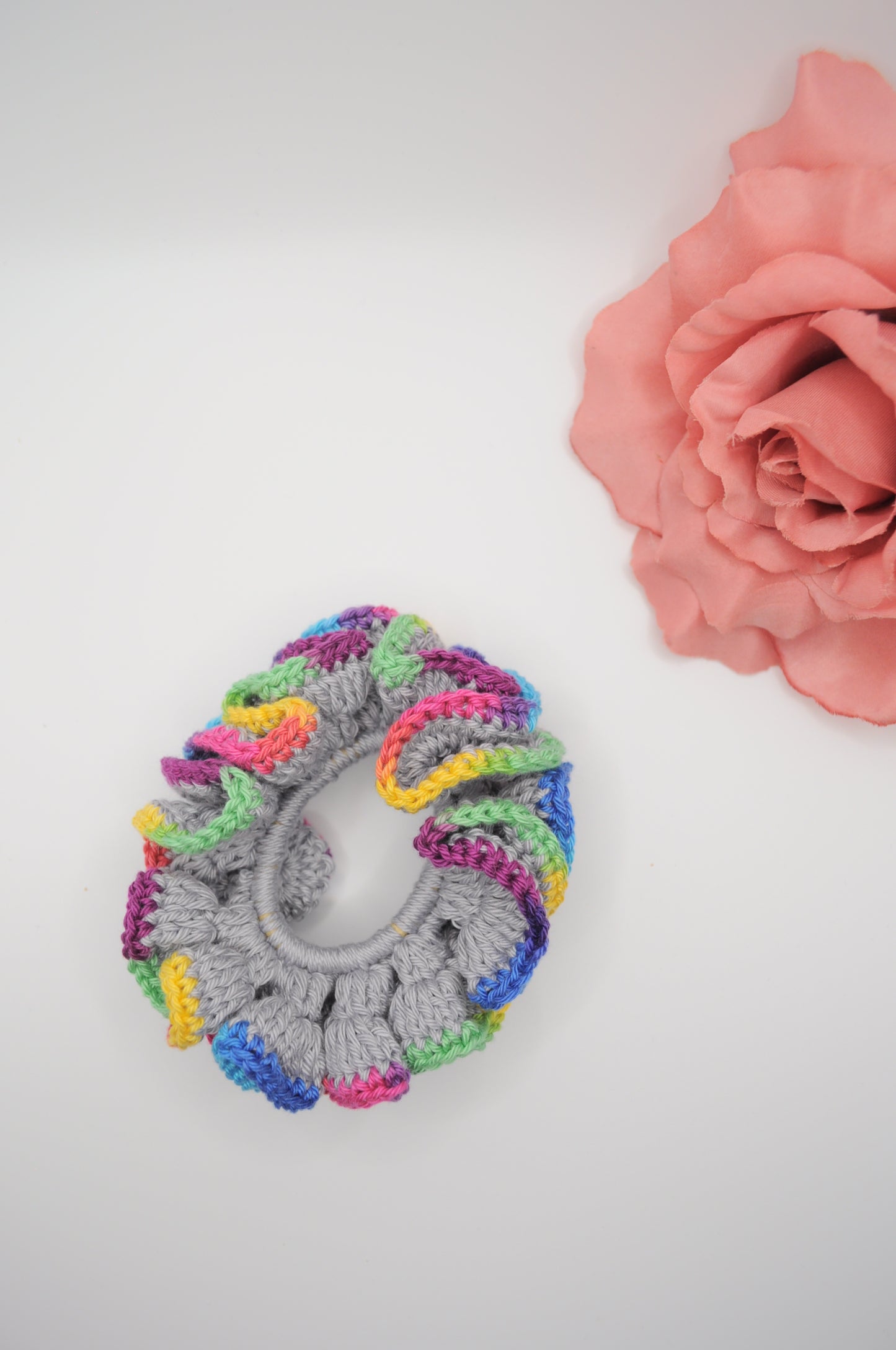 No Waste gehaekelte scrunchie in grau mit mehrfarbiger Rand