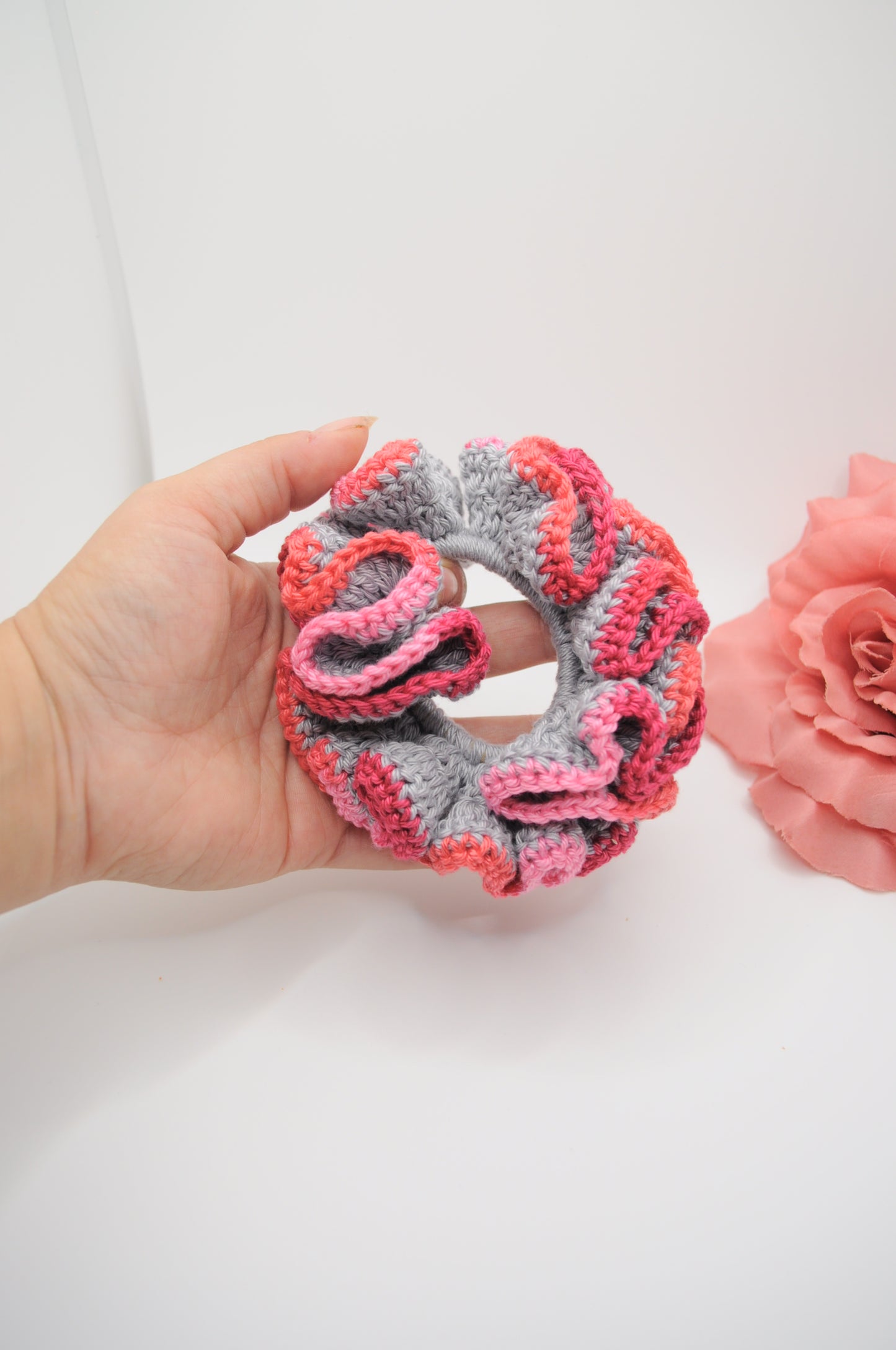 No Waste gehaekelte scrunchie in grau mit Rand in rosa und rot