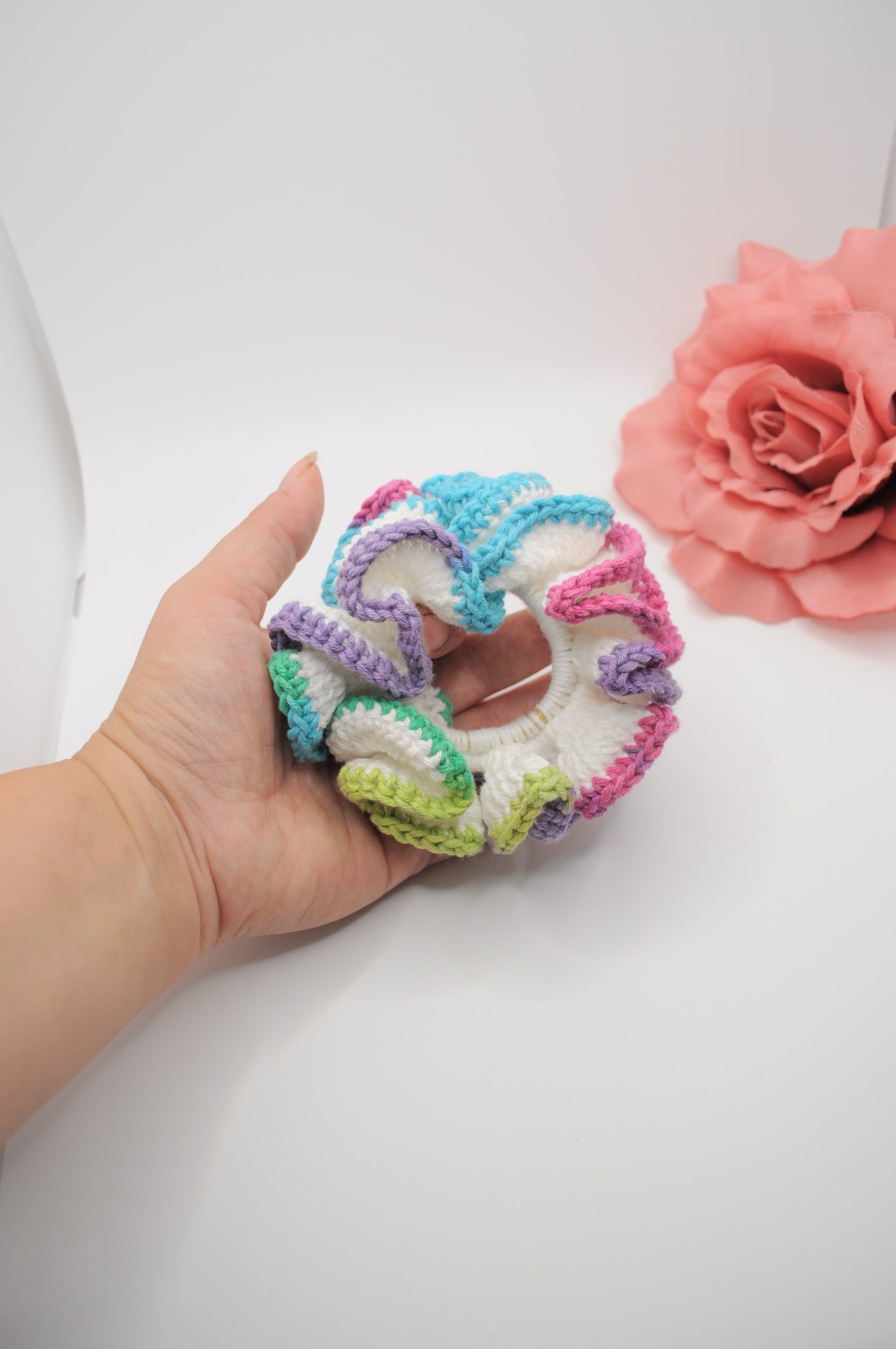 No Waste gehaekelte scrunchie Wiß mit schmaler Rand in matte Sommerfarben