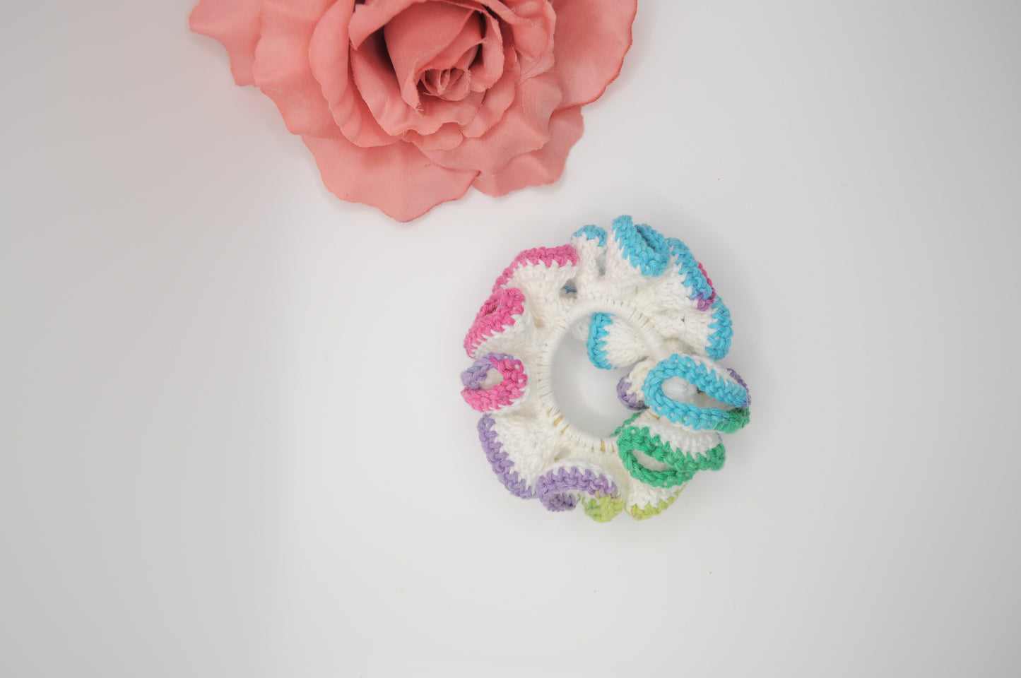 No Waste gehaekelte scrunchie in weiß mit schmaler Rand in matte Sommerfarben