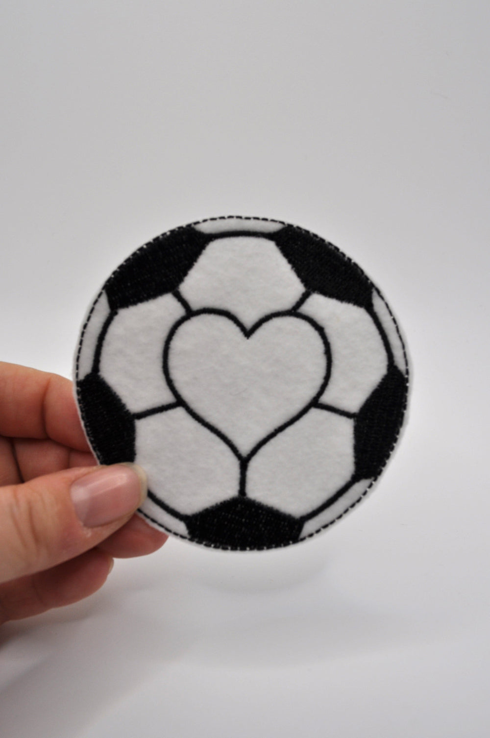 Flicken in Form eines Fußball, mit weißem Herz