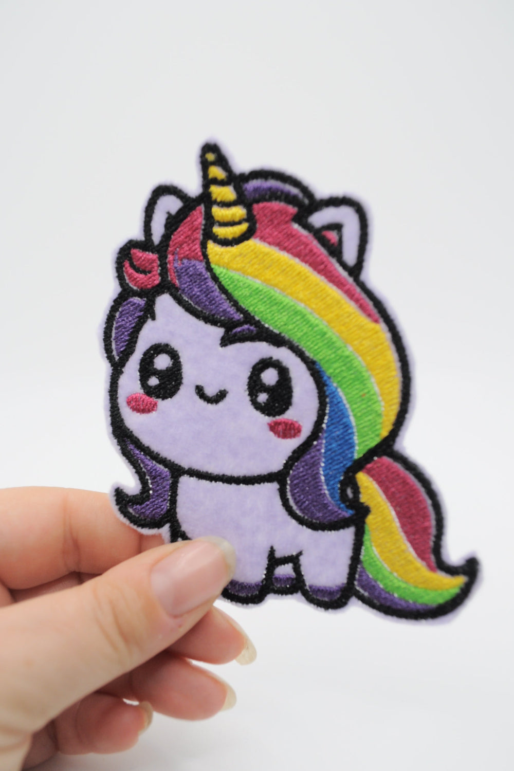 Flicken aus Filz mit polyester Stickerei, buntes kawaii Einhorn auf lila Untergrund