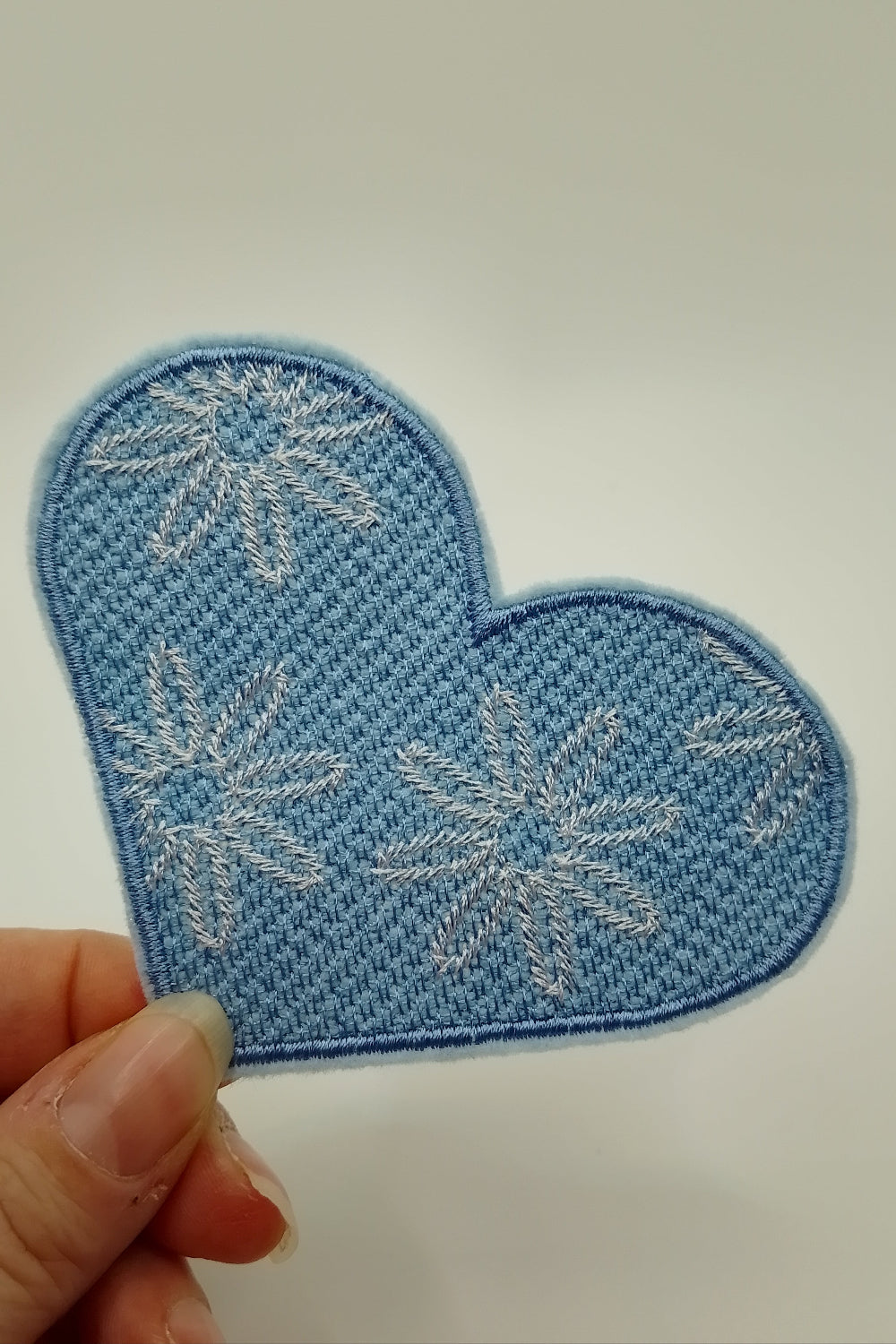 Patch - Herz groß - Himmelsblau mit Blumen