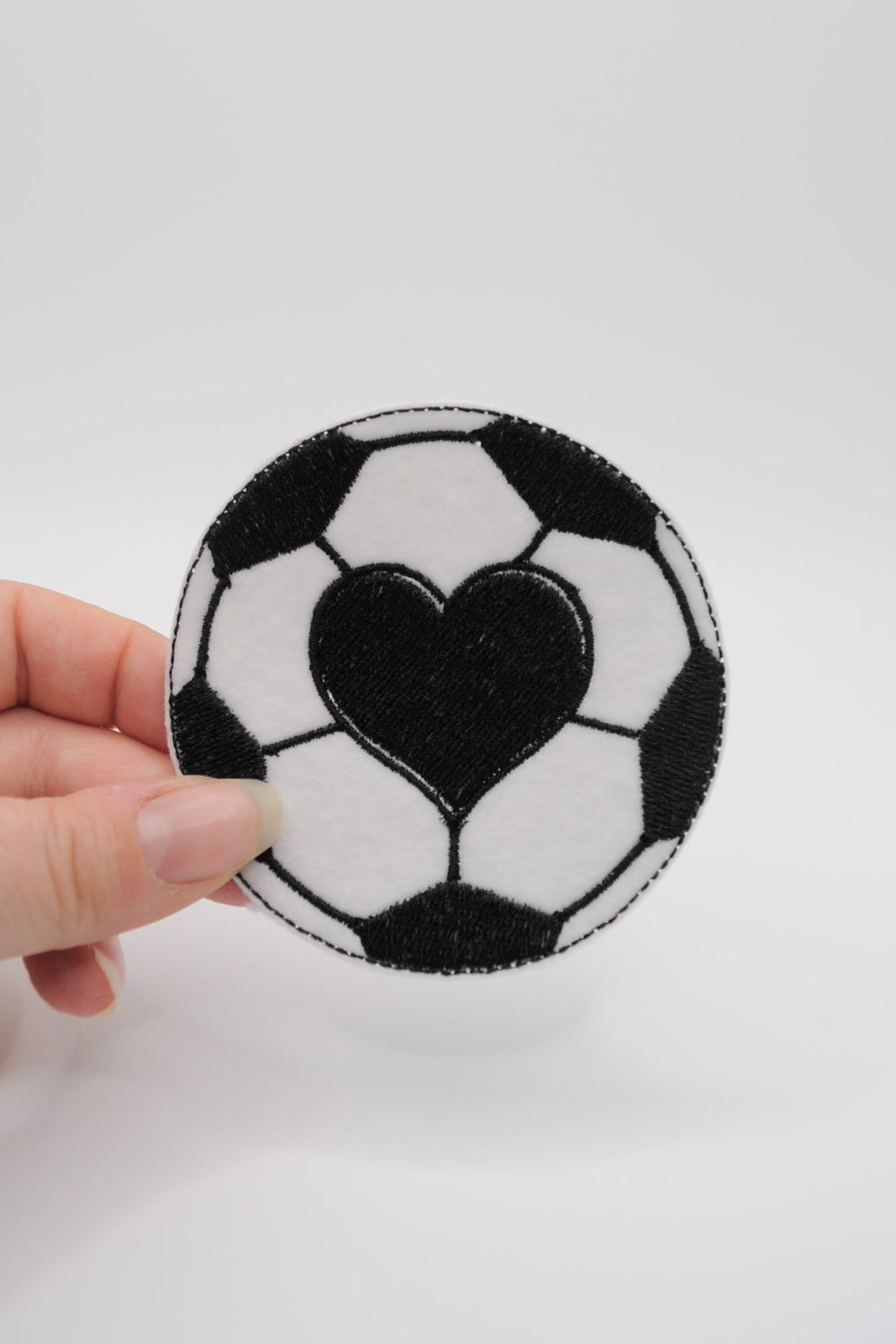 Flicken in Form eines Fußballes, mit schwarzem Herz