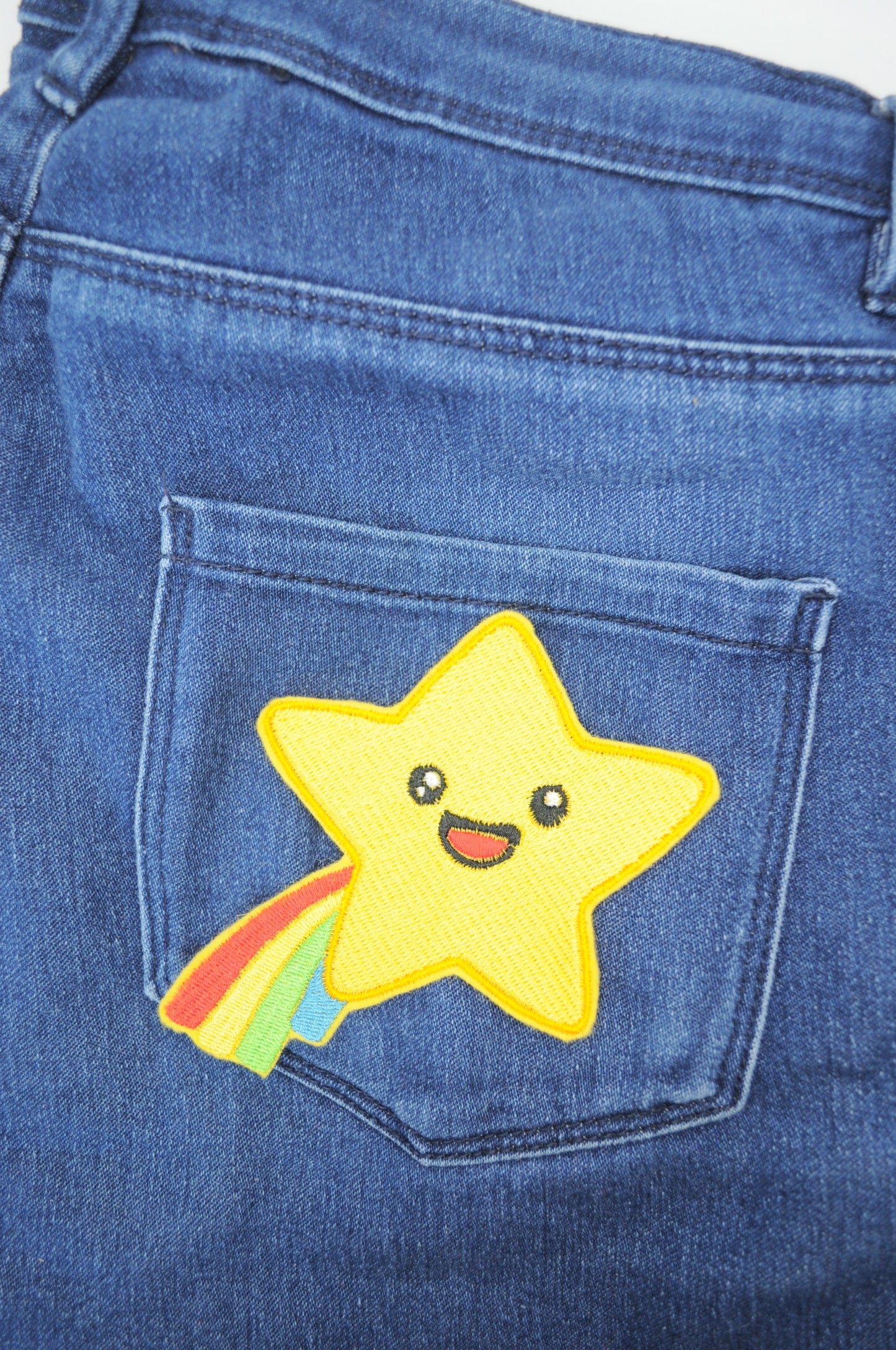Flicken oder Patch Sternschnuppe mit Regenbogen auf Jeans