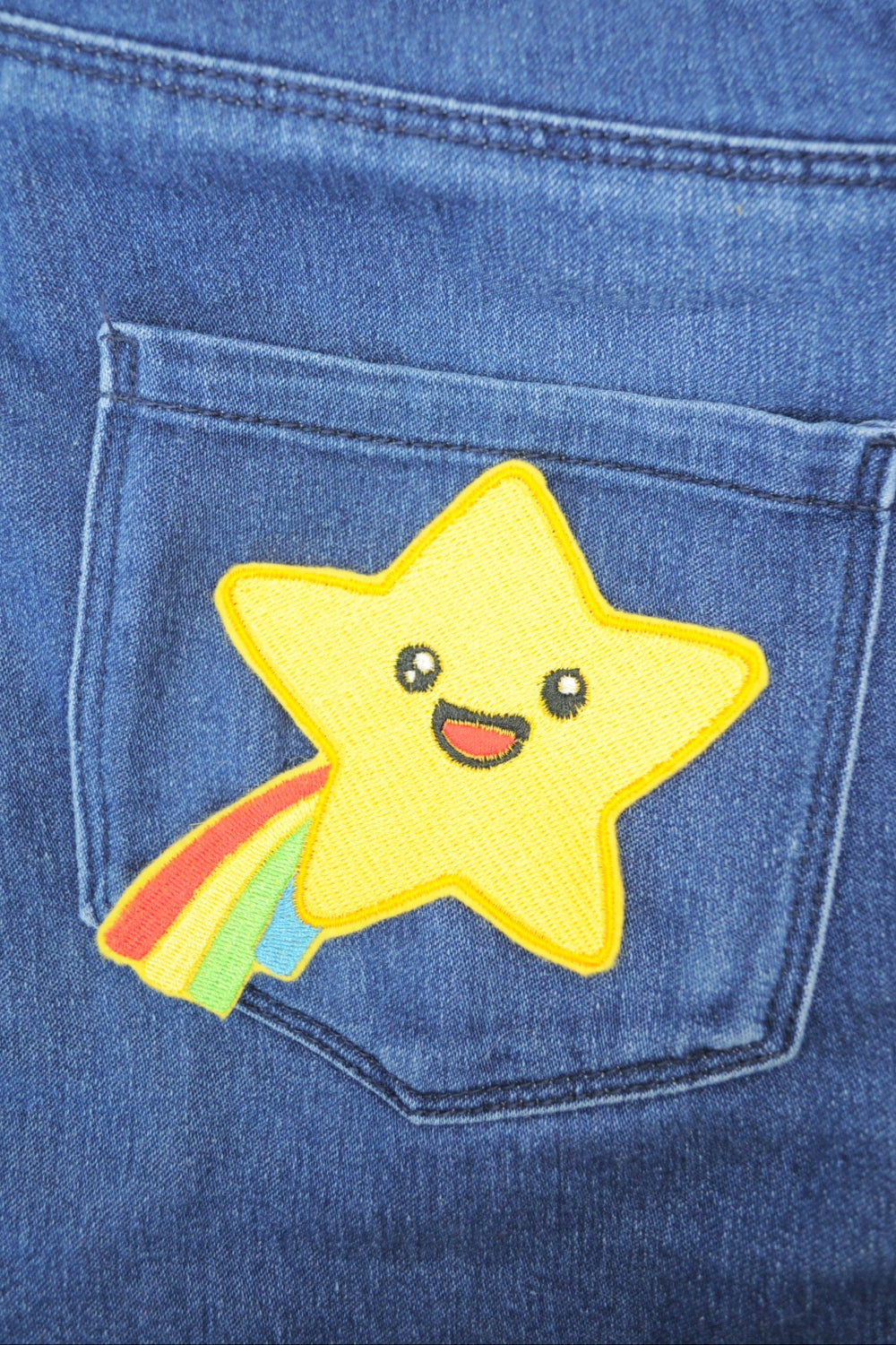 Flicken oder Patch Sternschnuppe mit Regenbogen auf Jeans