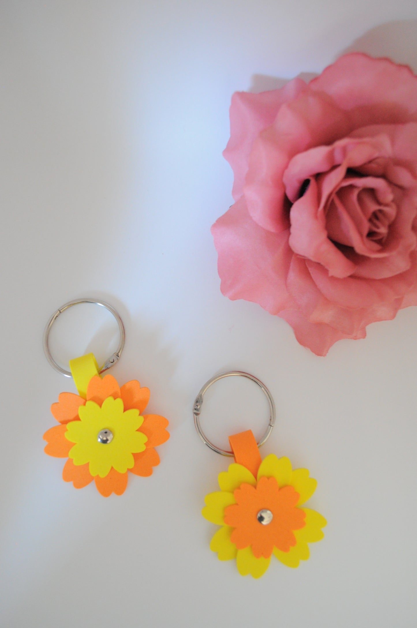 Schlüsselanhänger oder Taschenbaumler Blume Sakura in gelb und orange