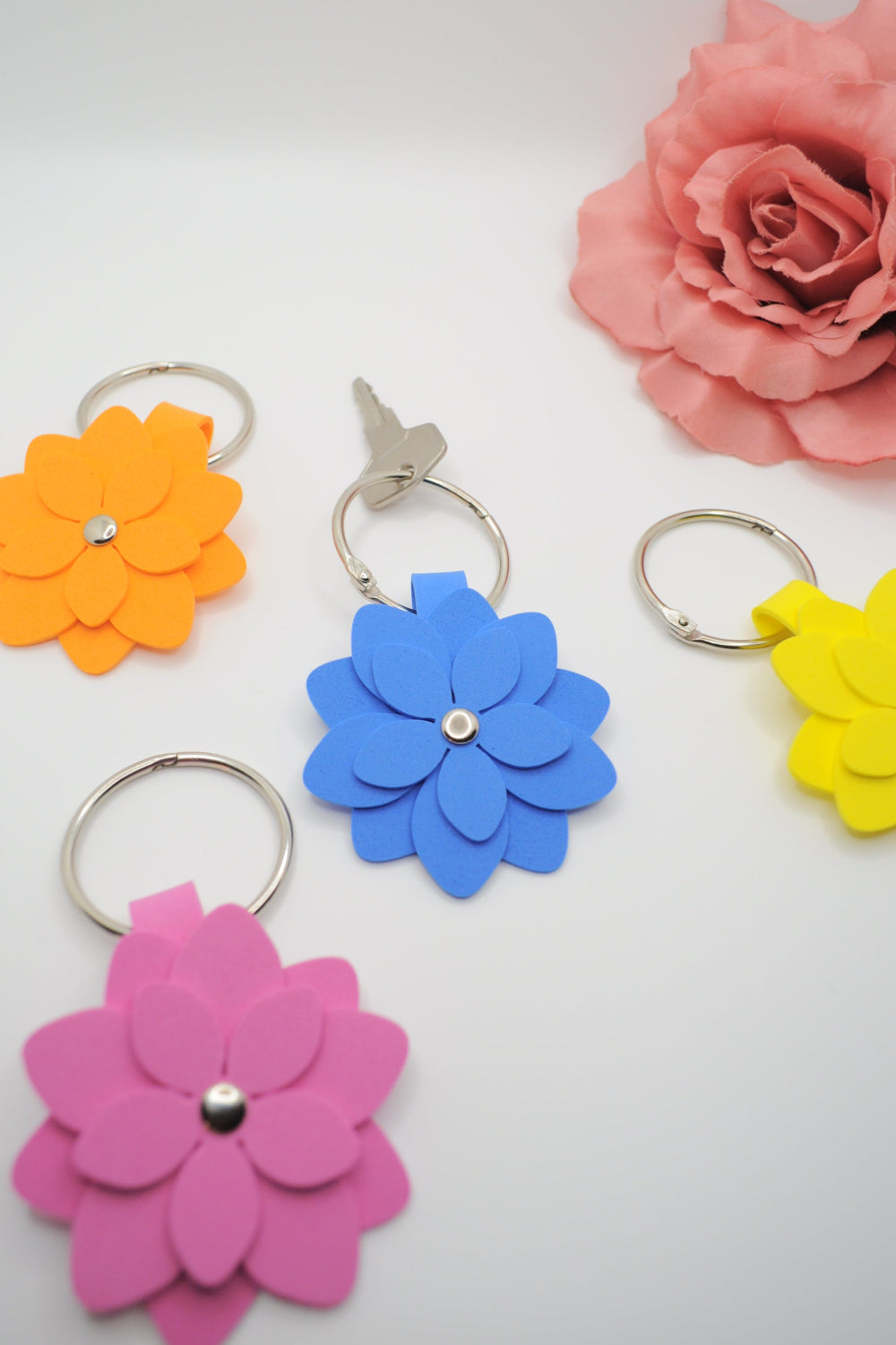 Taschenhänger oder Schlüsselanhänger Blume in verschiedene Farben