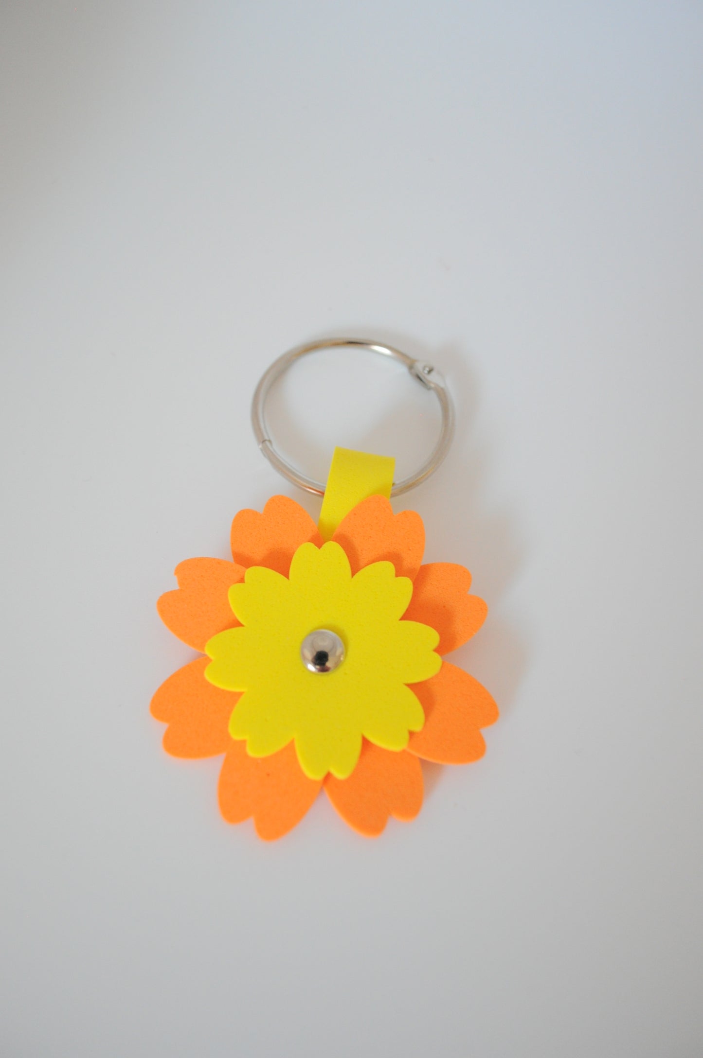 Schlüsselanhänger oder Taschenbaumler Blume Sakura in orange