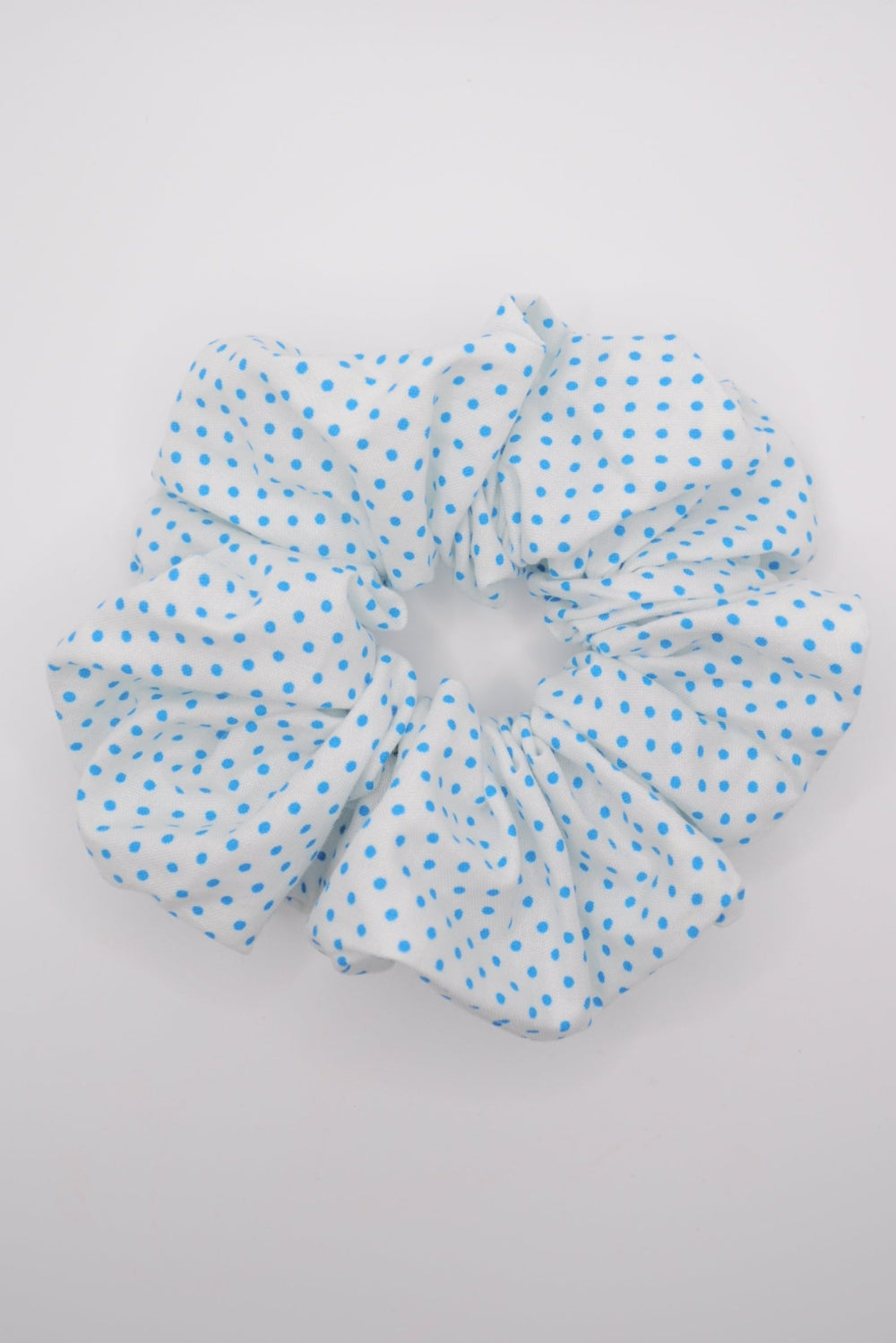 XL Scrunchie aus baumwolle. weiß mit blaue Pünktchen