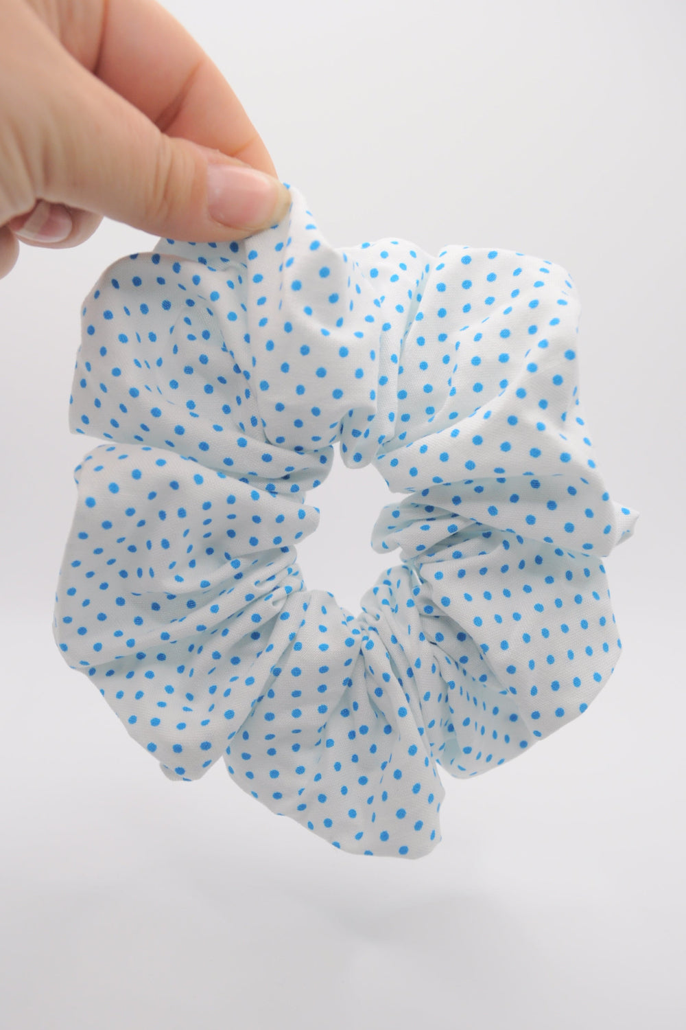 XL Scrunchie aus baumwolle. weiß mit blaue Pünktchen