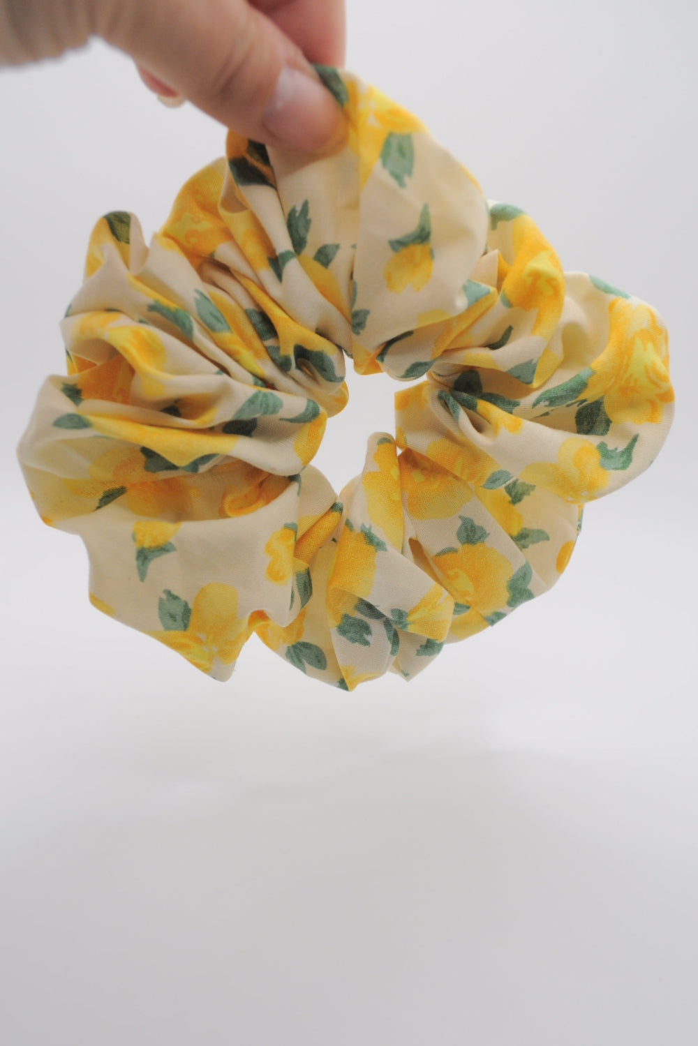 Großes Baumwolle Scrunchie mit Muster Gelbe Rosen
