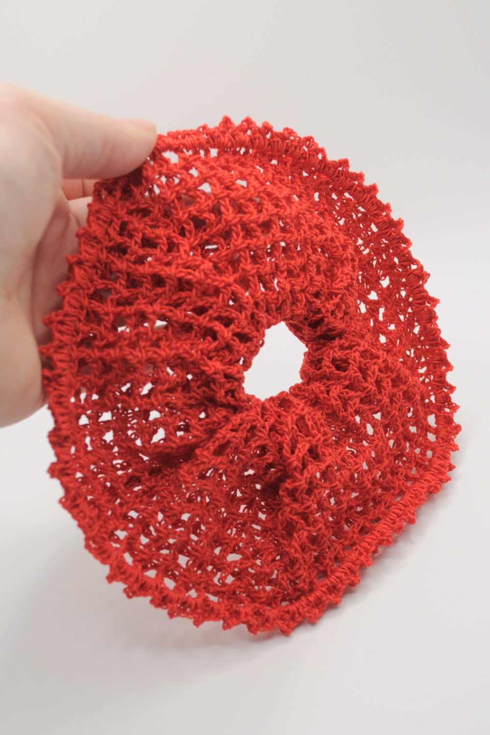 gehäkeltes Scrunchie in luftige Filetmaschen in rot