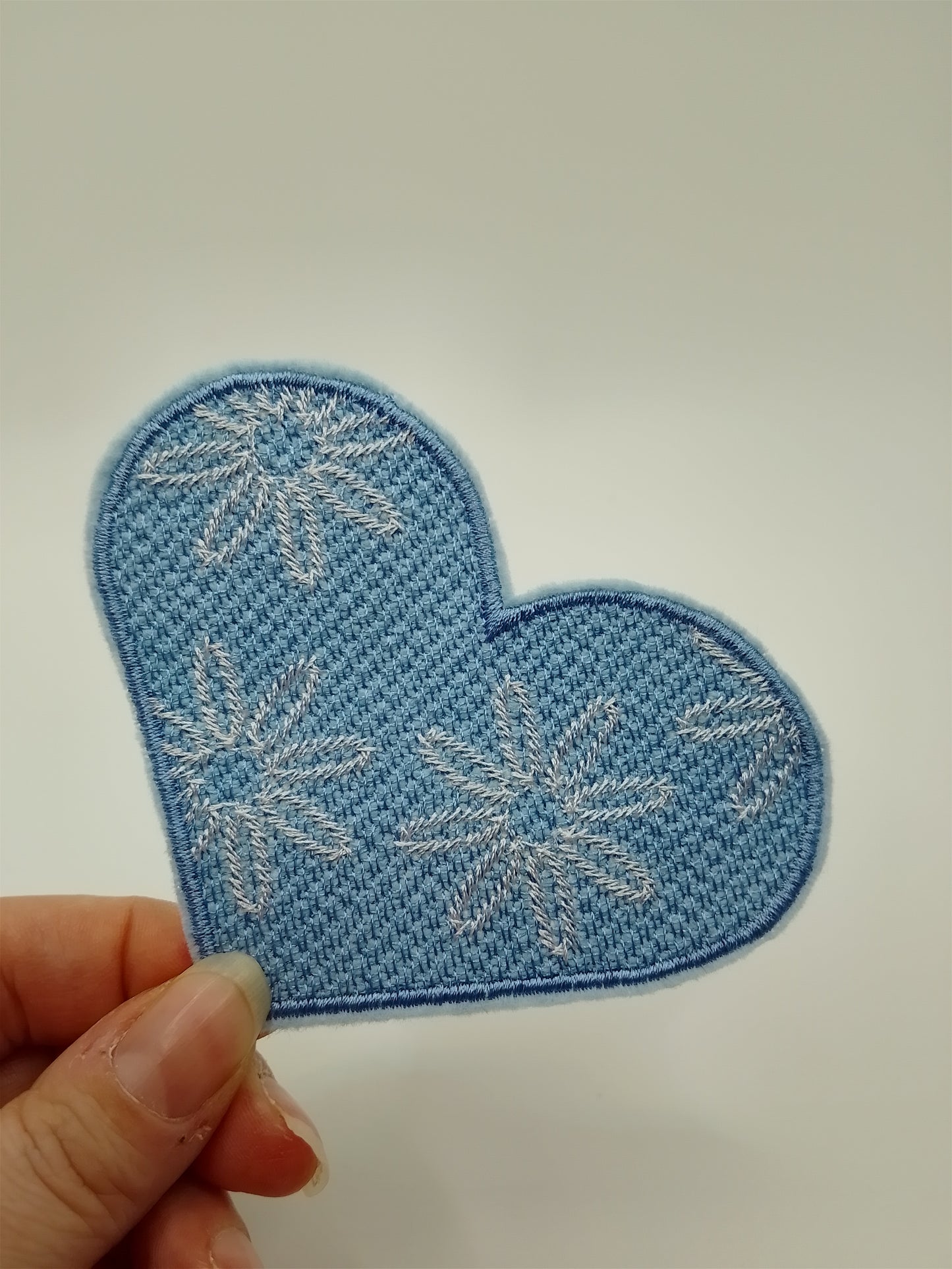 Patch - Herz groß - Himmelsblau mit Blumen