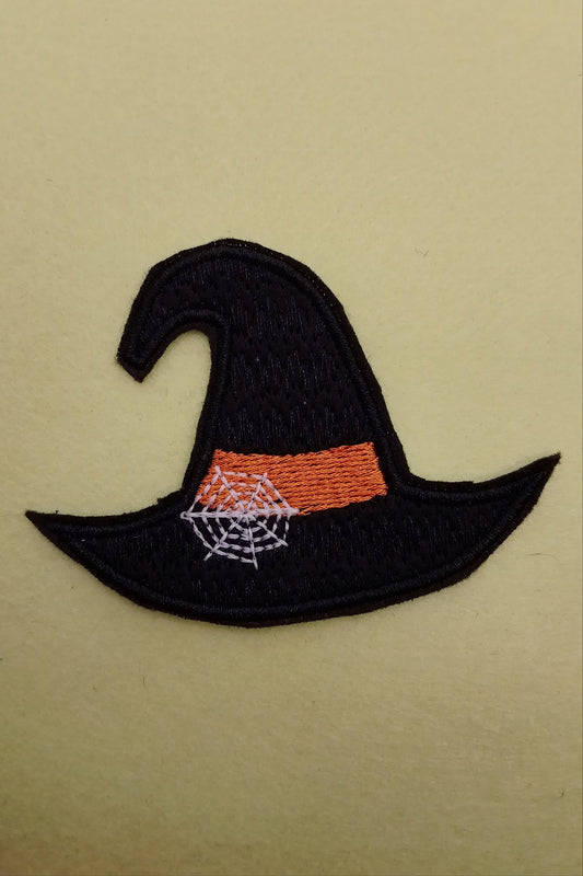 Schwarzer Hexen Hut Patch mit orangenem Hutband und Spinnennetz das im Dunklem leuchtet