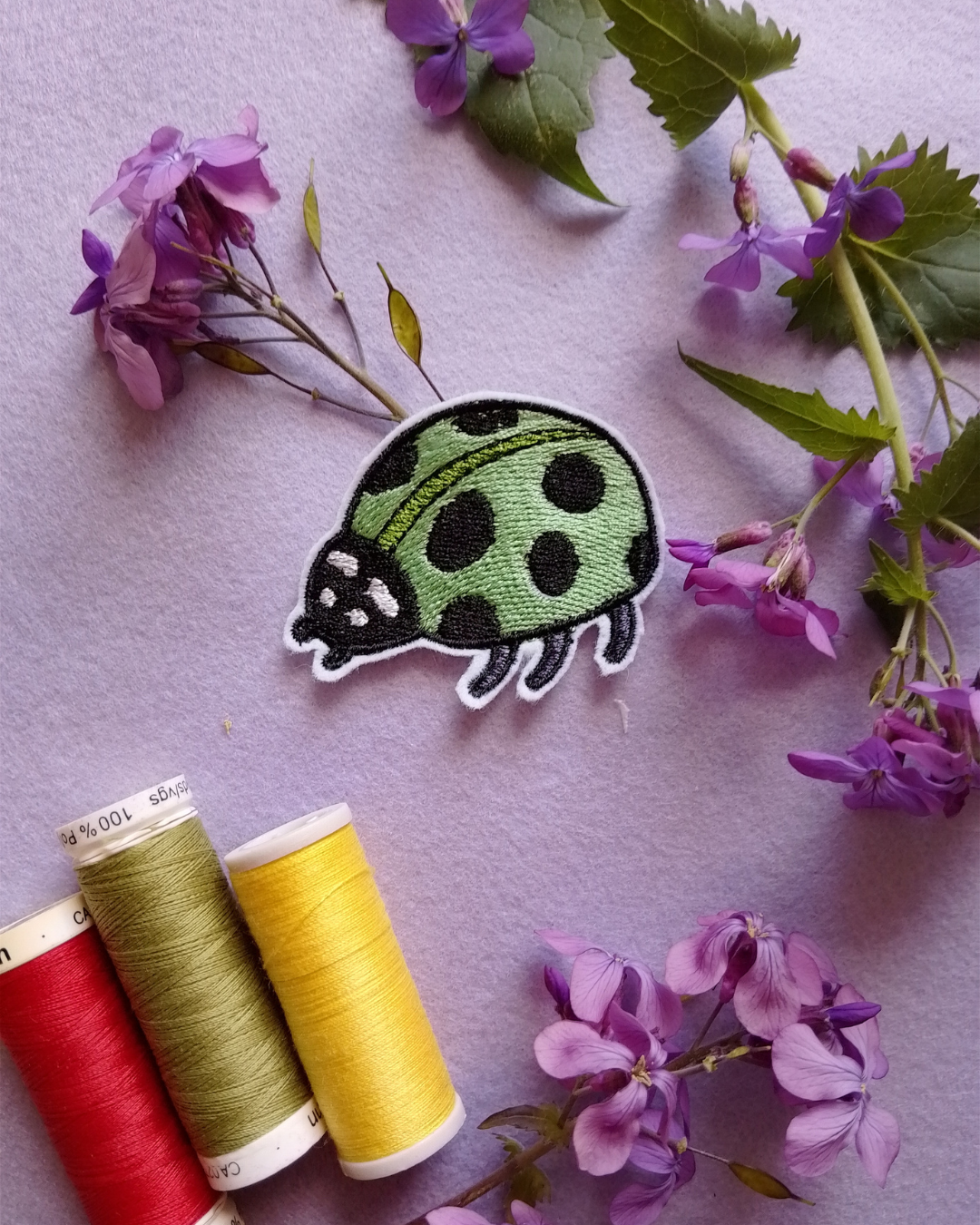 Gestickter Marienkäfer als Patch in grün