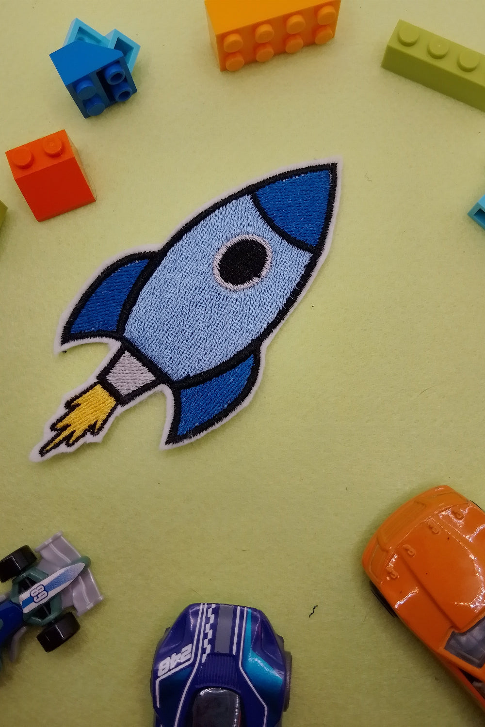 Patch als Aufnäher oder Aufbügler in Form eine blau Raumrakete