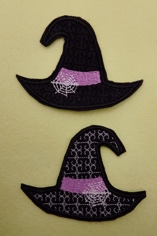 Zwei Versionen von unsere Schwarzen Hexenhut Patch Scroll, mit lila Band und Spinnennetz das im dunkelen leuchtet