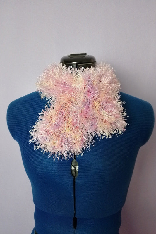 Gestrickter kurzer Schal aus Imitationsfell in rosa und gelber pastelltöne