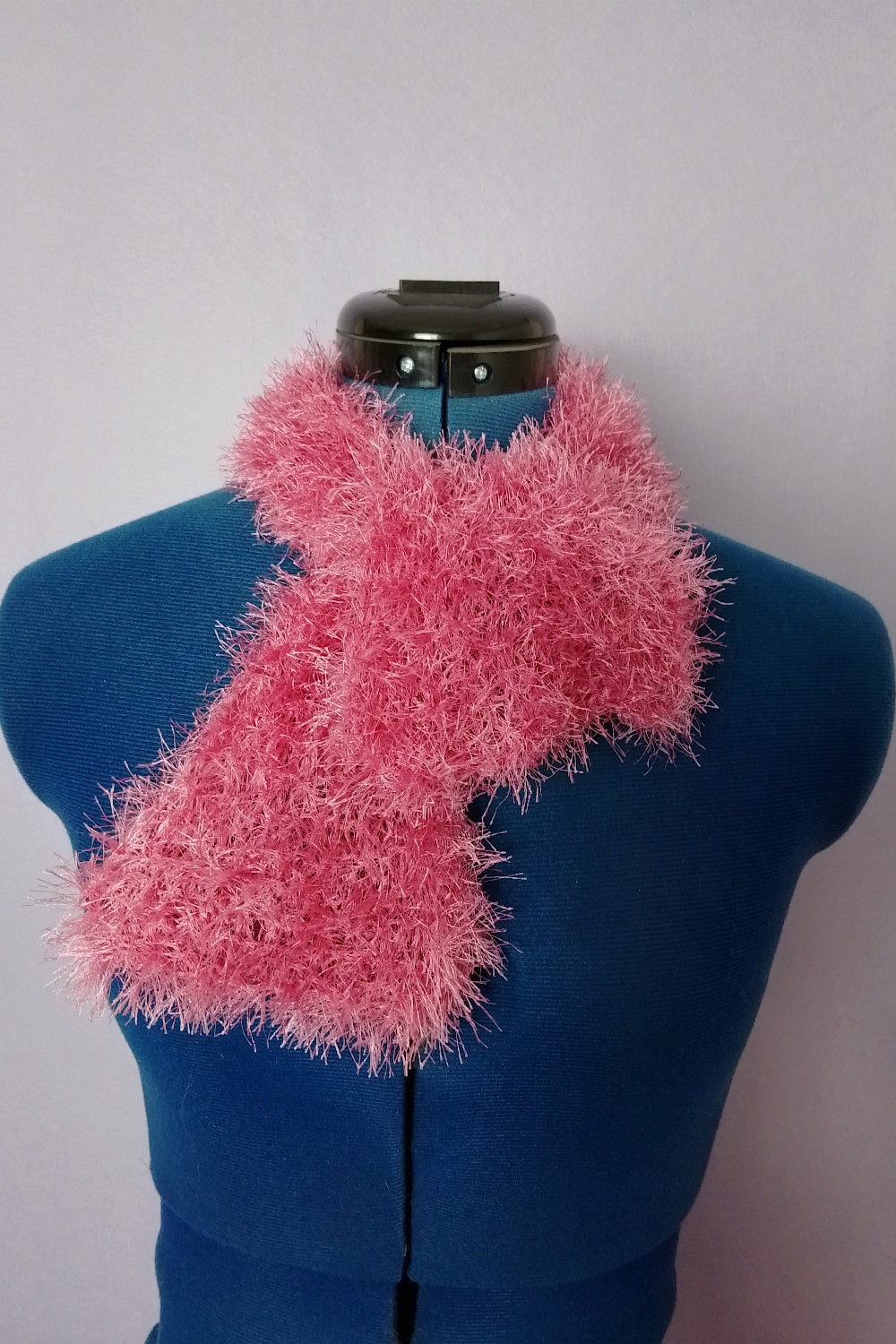 gestrickter schal in imitationsfell in pink