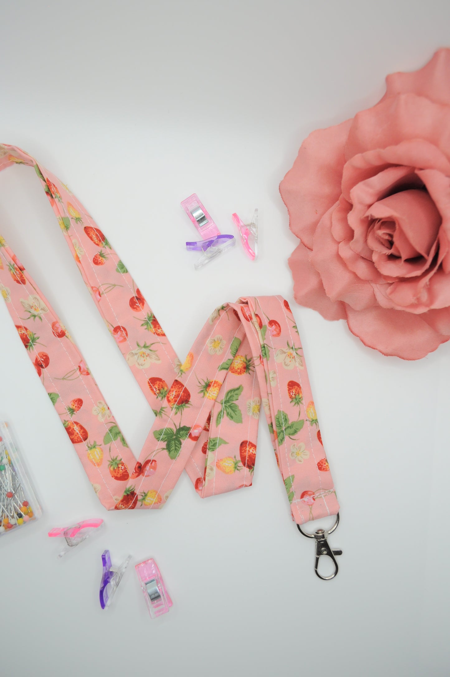 Langes Schlüsselband Lanyard in Rosa mit Erbeermotiv