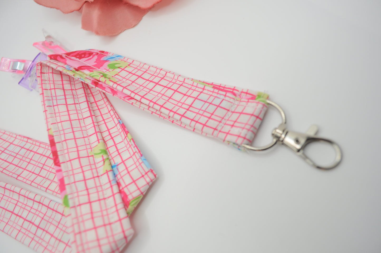 Langes Schlüsselband Lanyard Weiß-rosa kariert mit Rosenmotiv