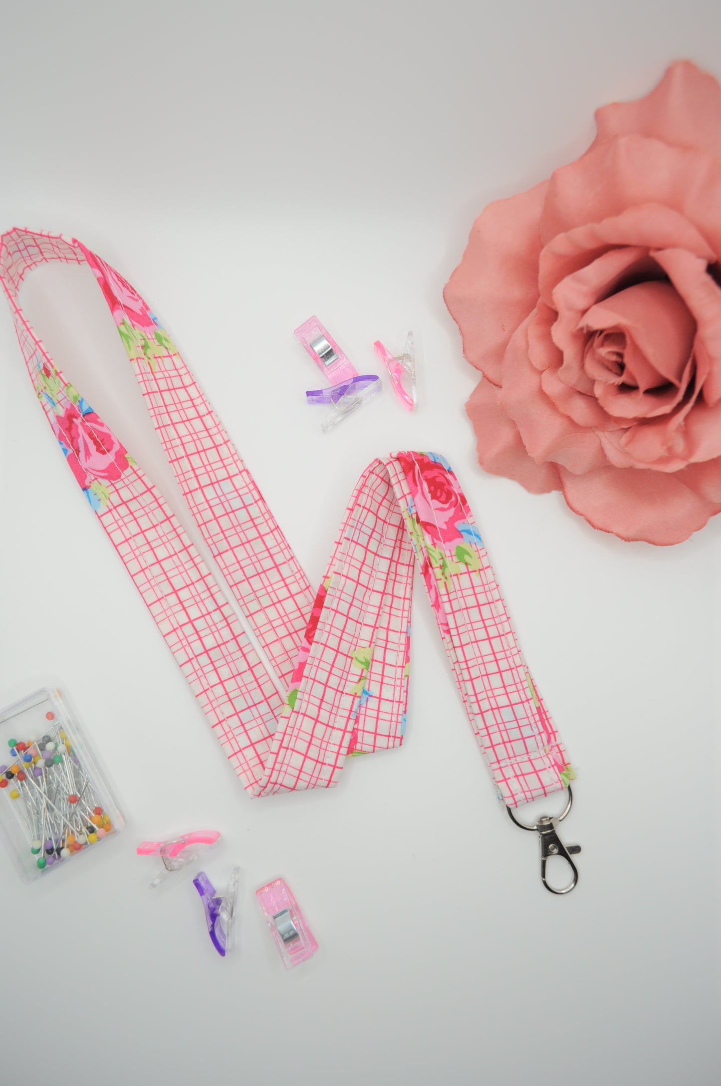 Langes Schlüsselband Lanyard Weiß-rosa kariert mit Rosenmotiv