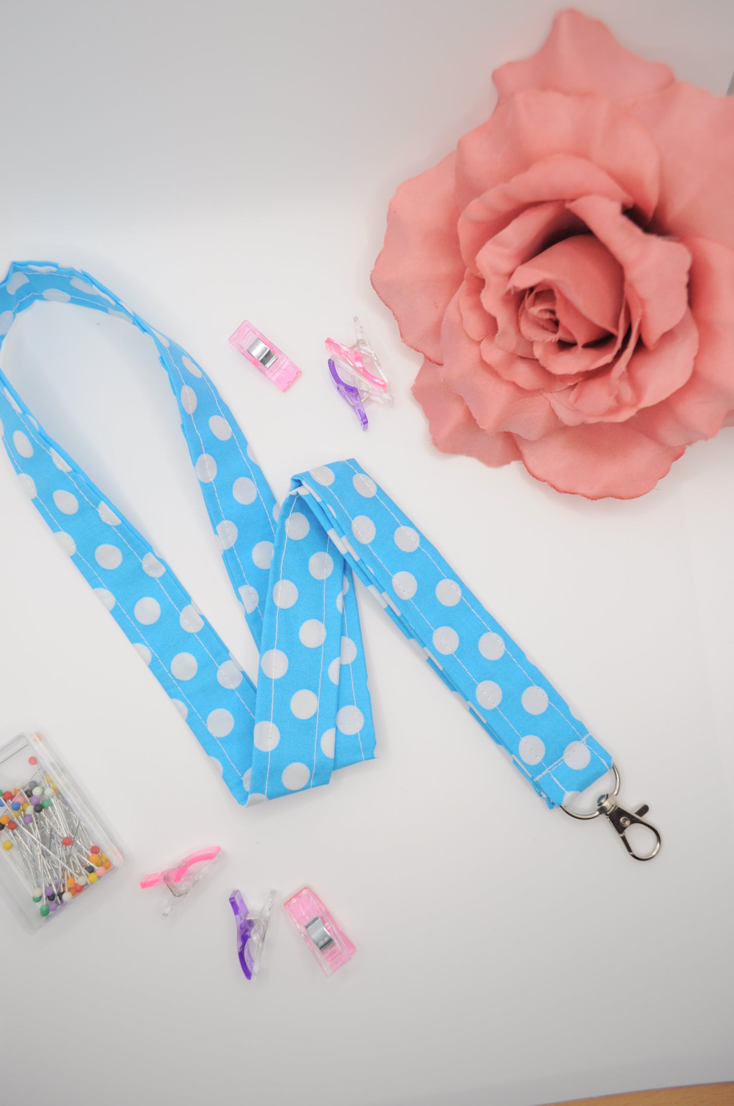 Langes Schlüsselband Lanyard in Blau mit weiße Punkte