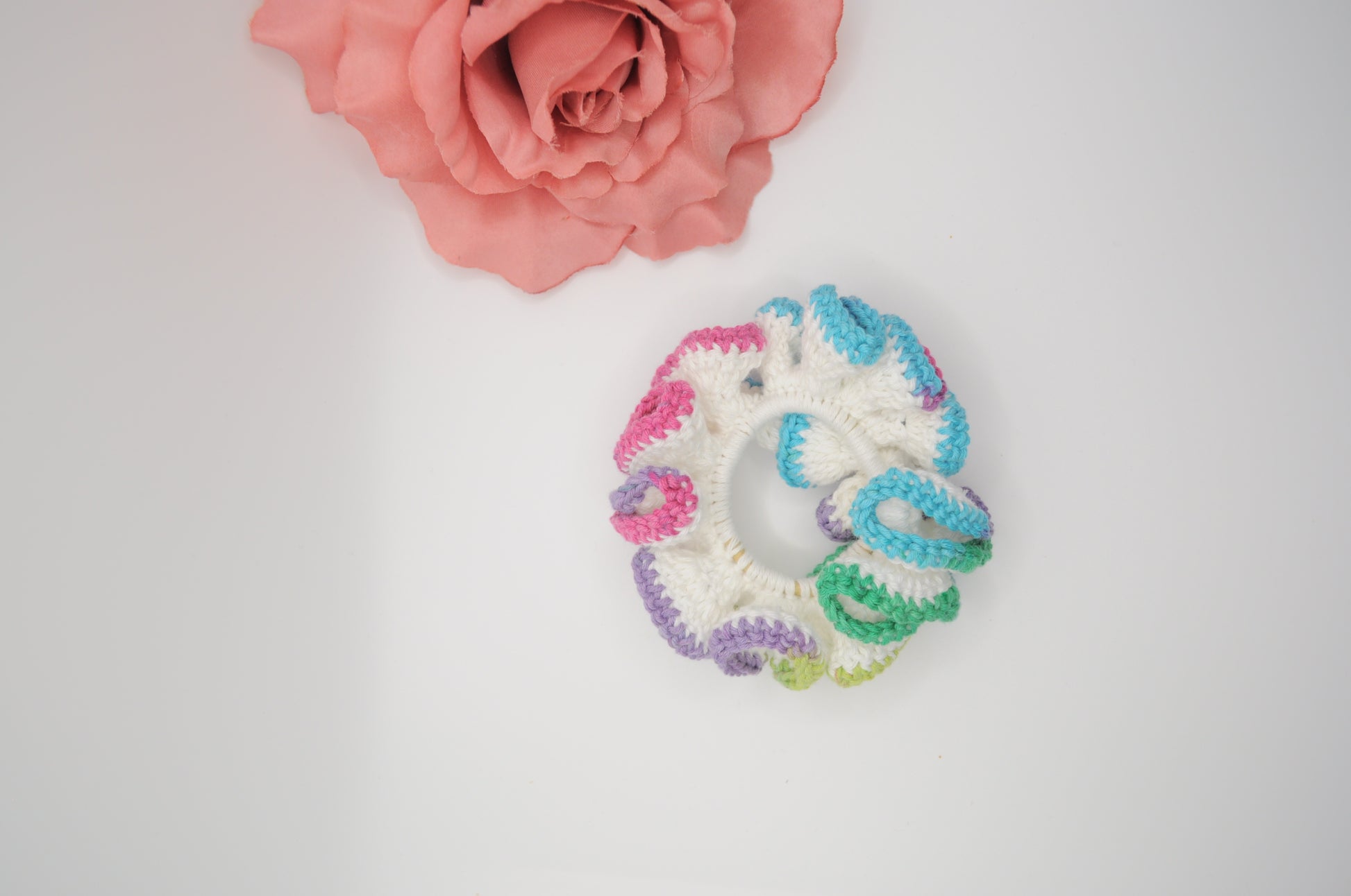 No Waste gehaekelte scrunchie in weiß mit schmaler Rand in matte Sommerfarben